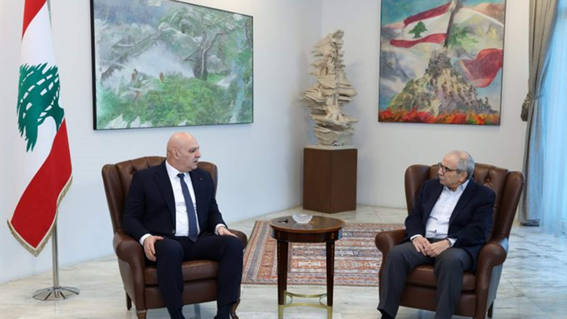 الرئيس جوزاف عون يلتقي رئيس الحكومة نواف سلام قبيل انعقاد جلسة مجلس الوزراء في قصر بعبدا