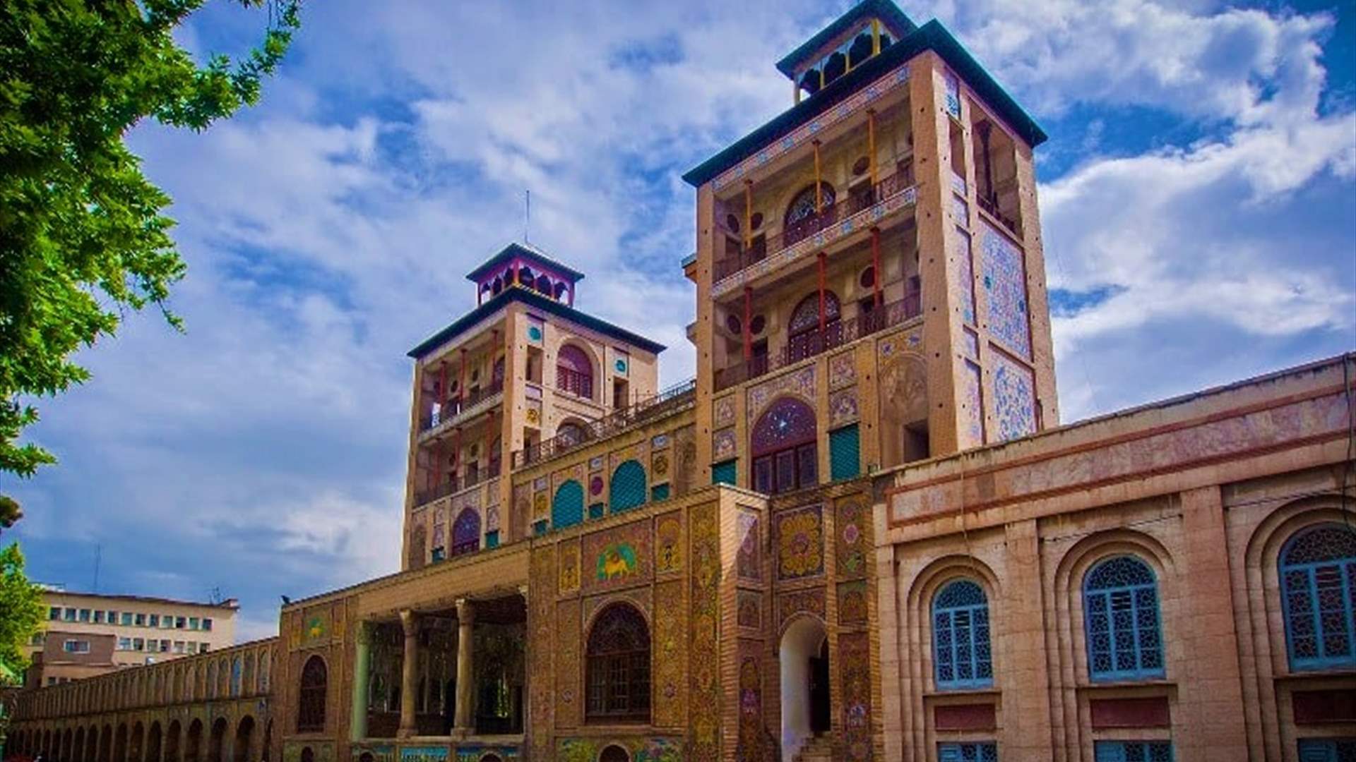 مدرج على قائمة اليونسكو... الغارات الجوية تطال قصراً أثرياً في طهران 