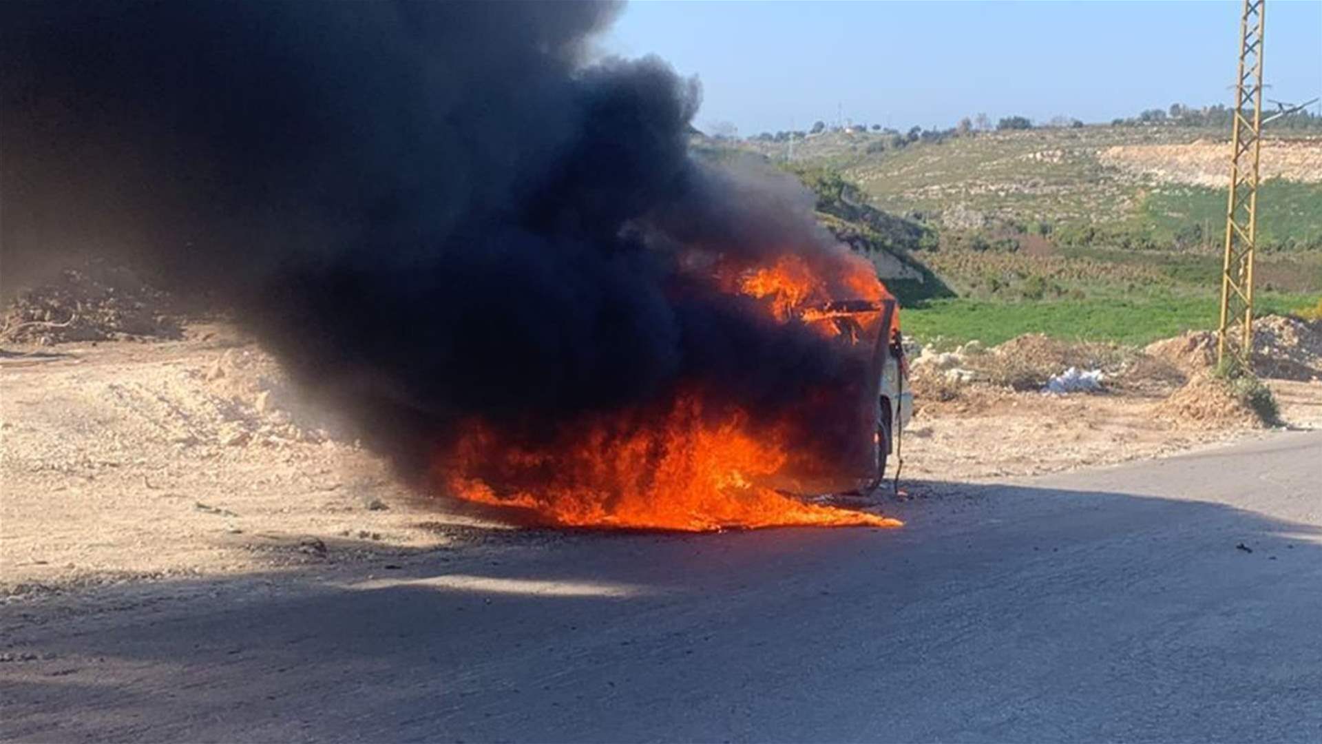 مسيرة تستهدف سيارة عند طريق شارنيه المؤدية الى بلدتي البازورية والبرج الشمالي