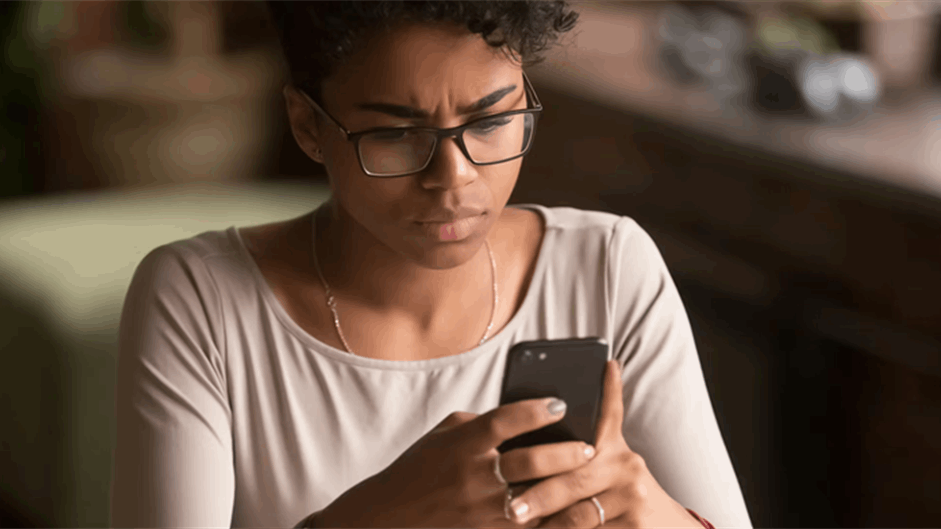 تنبيهات الطوارئ وإشعارات الأخبار تضعنا في حالة تأهّب دائم… إليك ما يمكنك فعله للتعامل معها