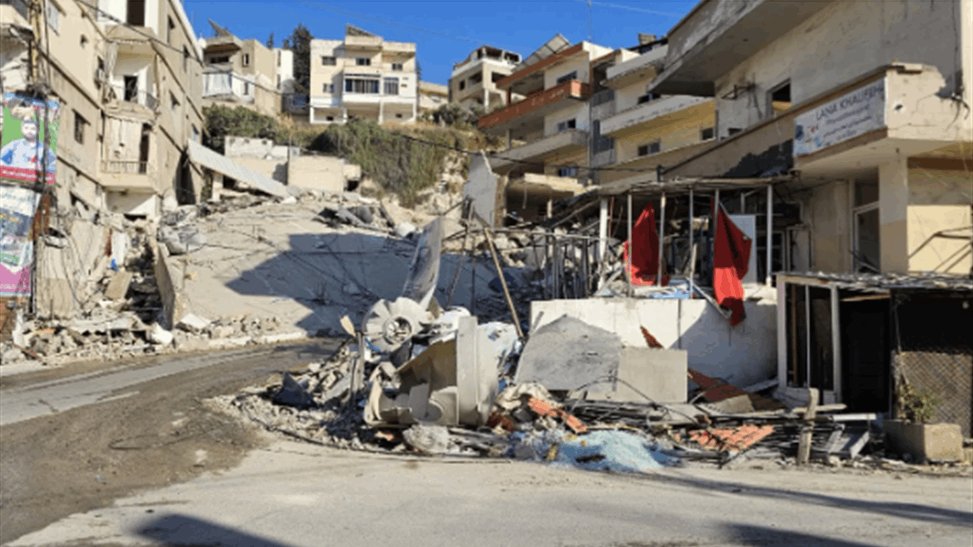 إصابة نازحين بغارة على بلدة معركة