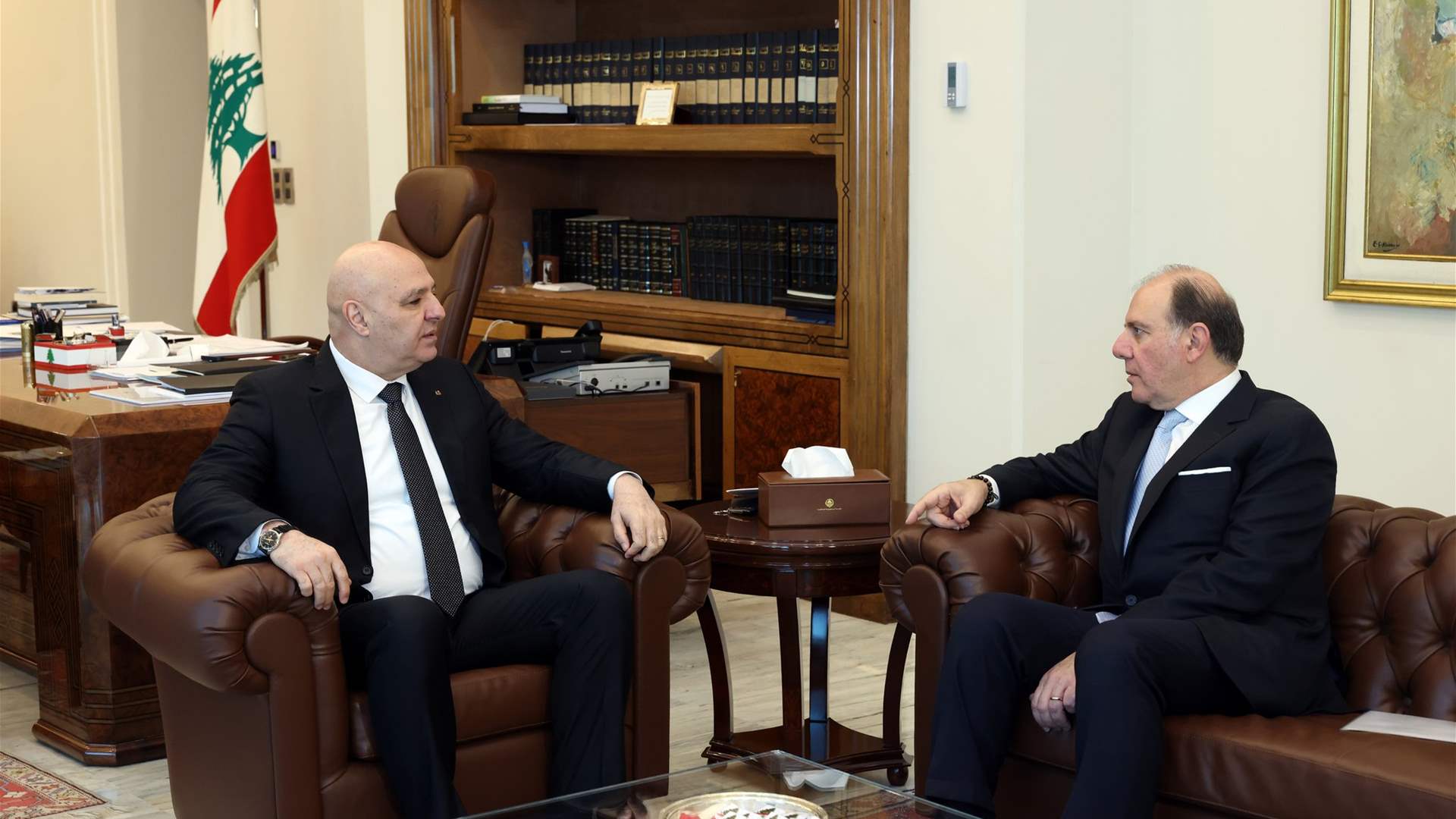حاكم مصرف لبنان يؤكد للرئيس عون جهوزية المركزي للحفاظ على الاستقرار النقدي