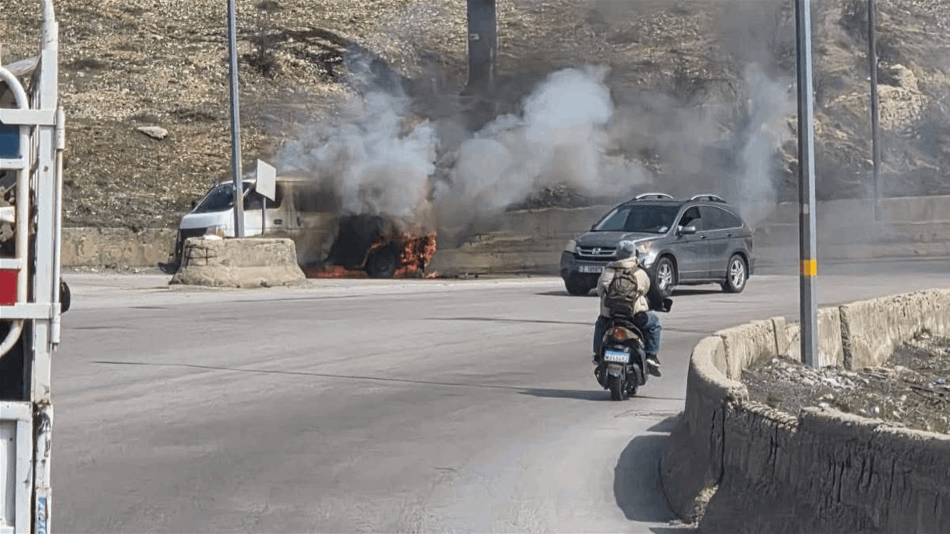 الوكالة الوطنية للإعلام: مسيرة تستهدف فانًا على طريق ضهر البيدر ونجاة السائق دون إصابات