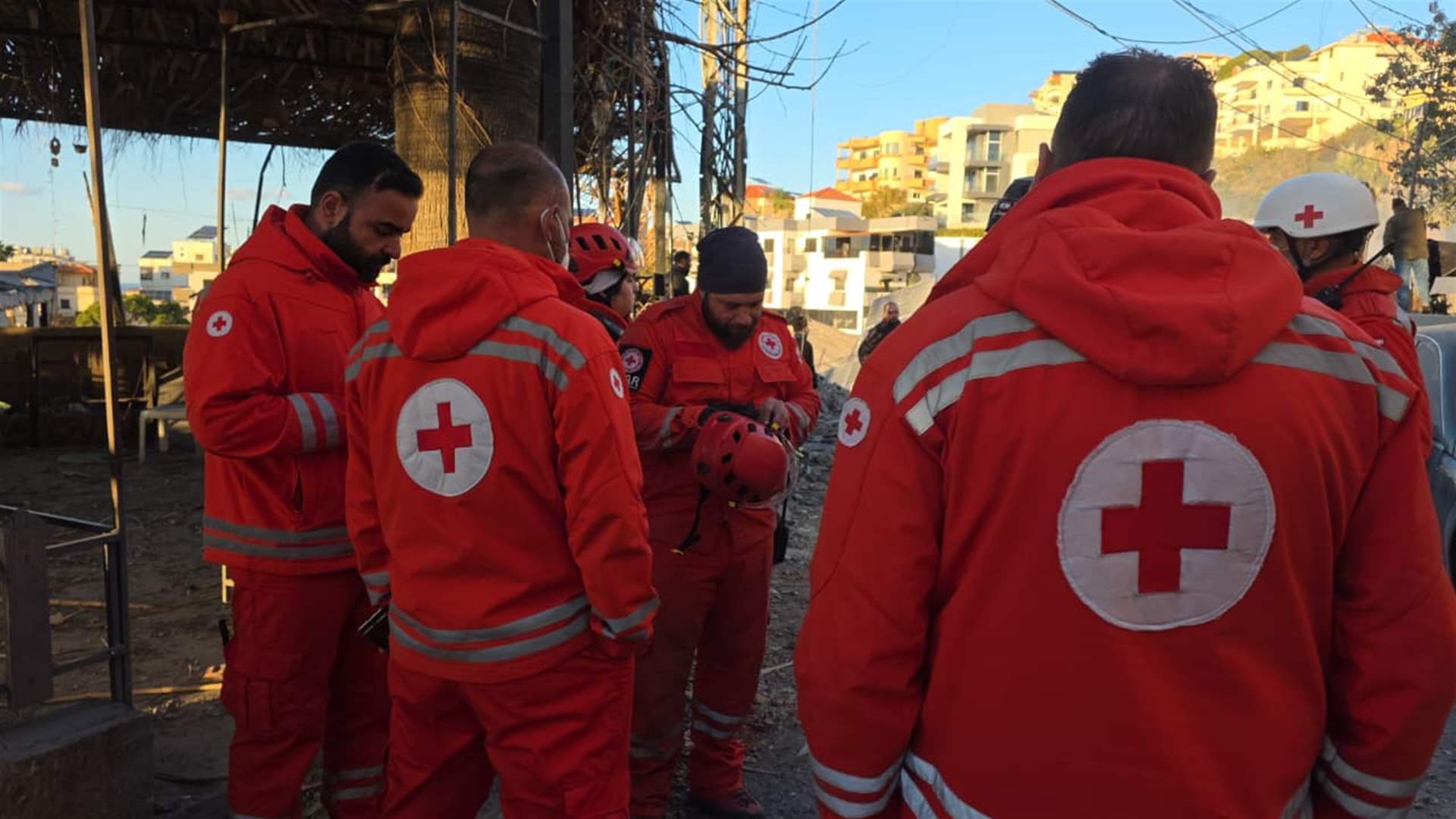 انتشال سيدة على قيد الحياة من تحت الأنقاض في بلدة الغازية – صيدا