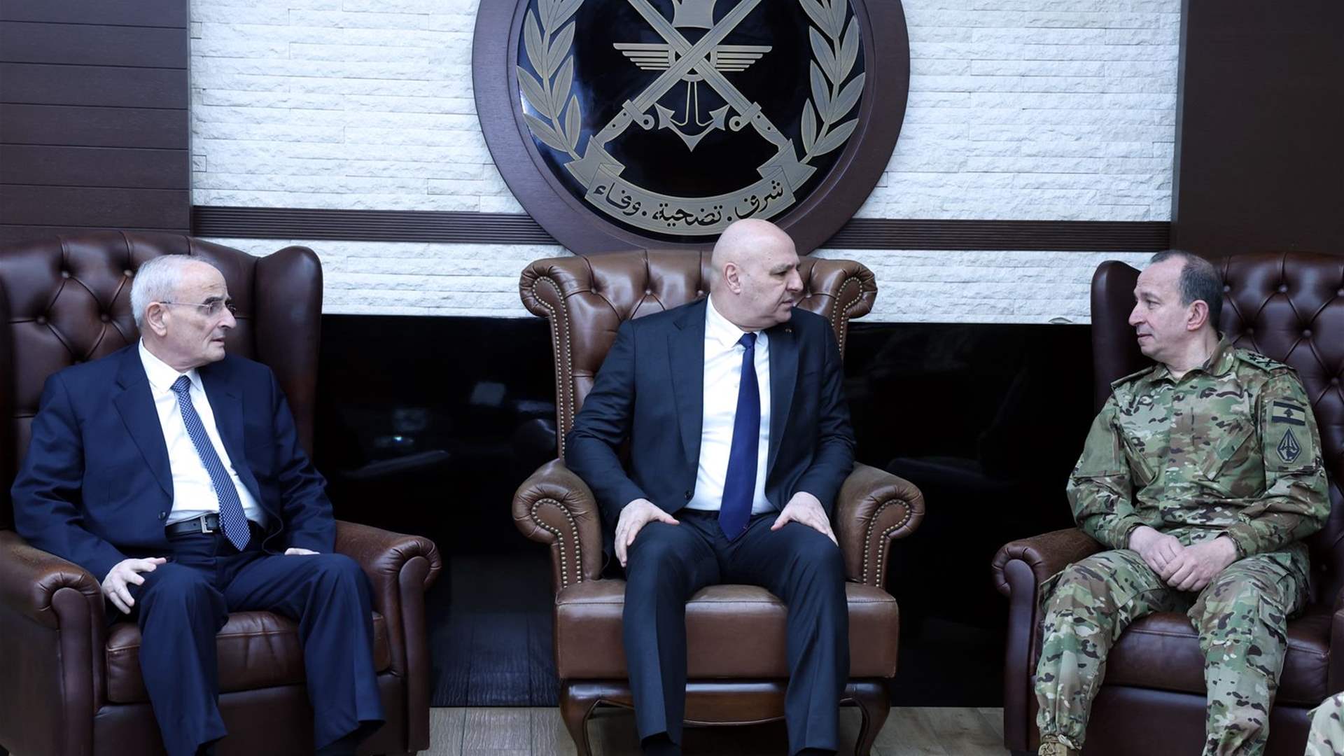 الرئيس عون: الجيش يعمل وفق الدستور والقوانين وقرارات السلطة السياسية وبالتالي فان تنفيذ قرارات مجلس الوزراء يتم وفق الاليات الدستورية والإمكانات المتاحة ونرفض تحميله مسؤوليات تتجاوز قدراته