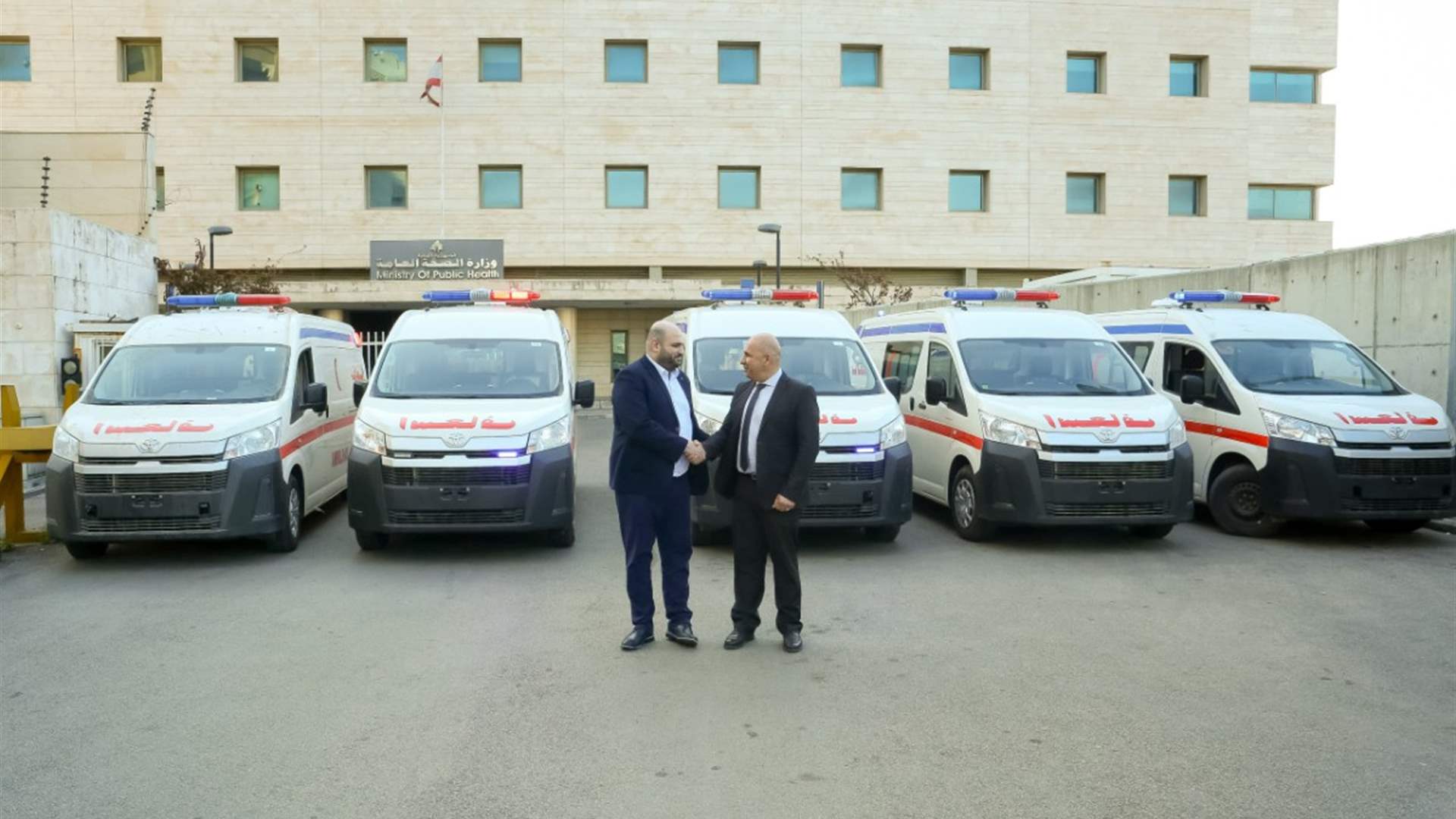 خريش تسلم 5 سيارات إسعاف مقدمة من العراق عبر وزارة الصحة