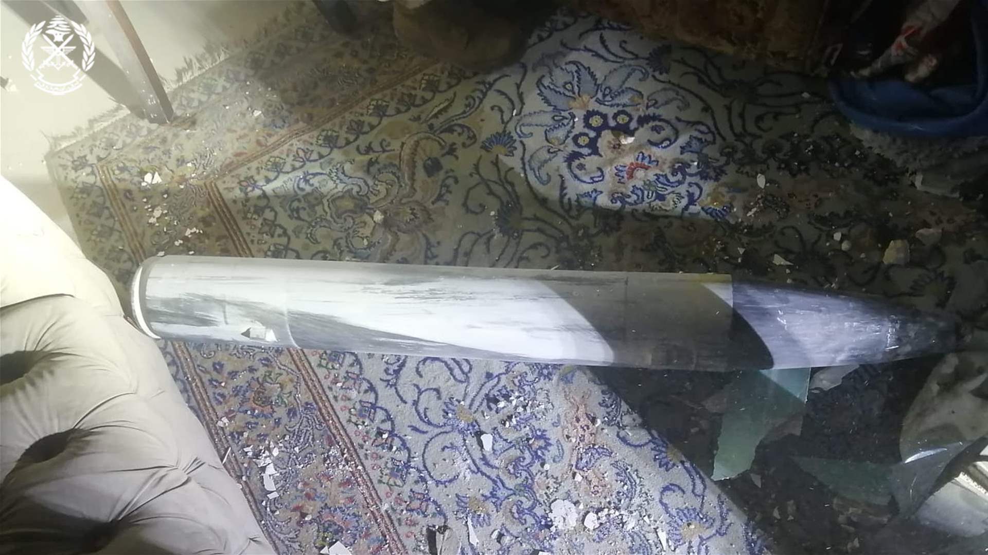 وحدة مختصة من الجيش عملت على نقل قنبلة طيران موجَّهة غير منفجرة من أحد المباني في عائشة بكار