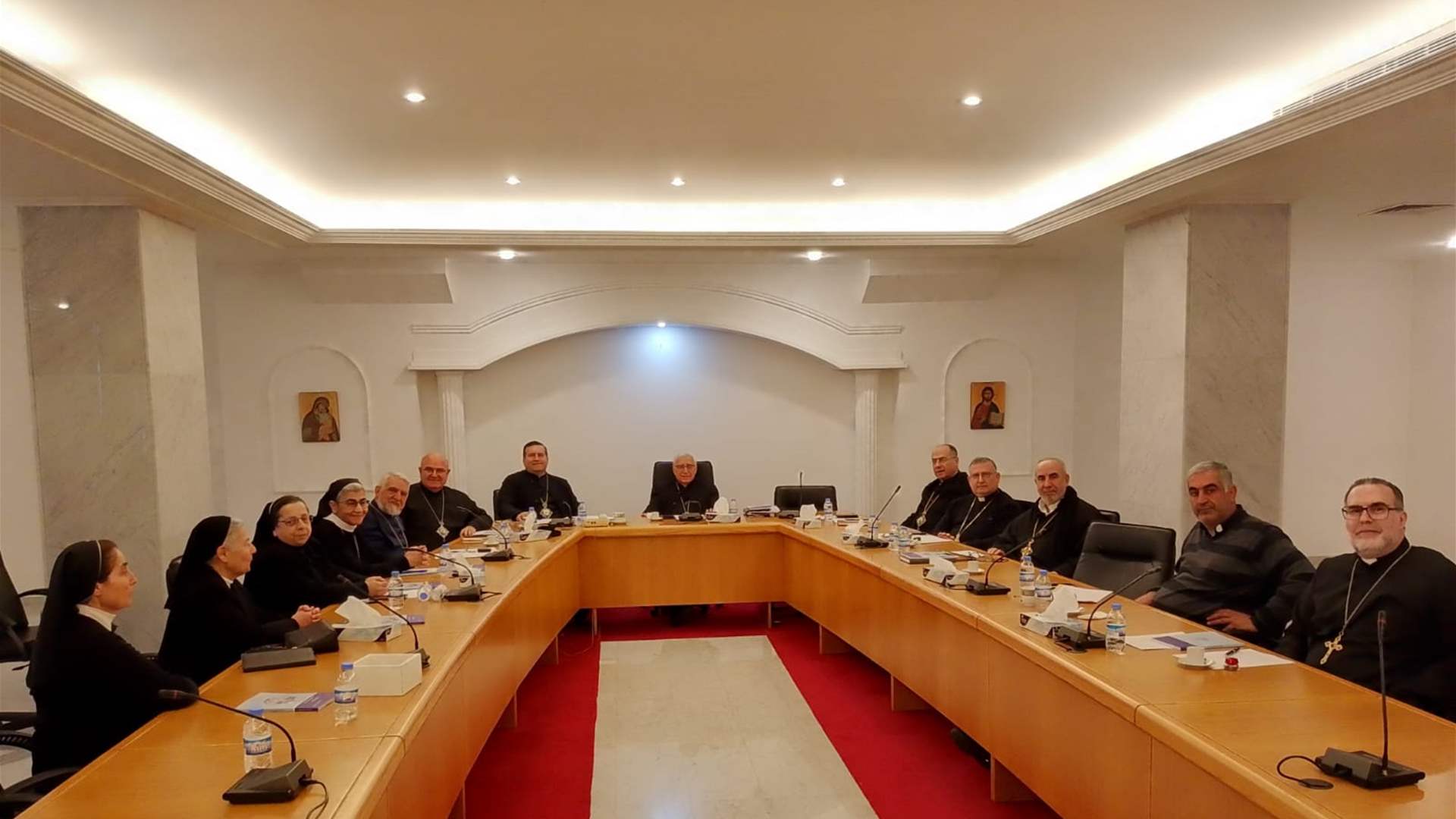 مطارنة الروم الكاثوليك يطالبون الدولة بحماية المتمسكين بارضهم ويعزون بالخوري بيار الراعي 