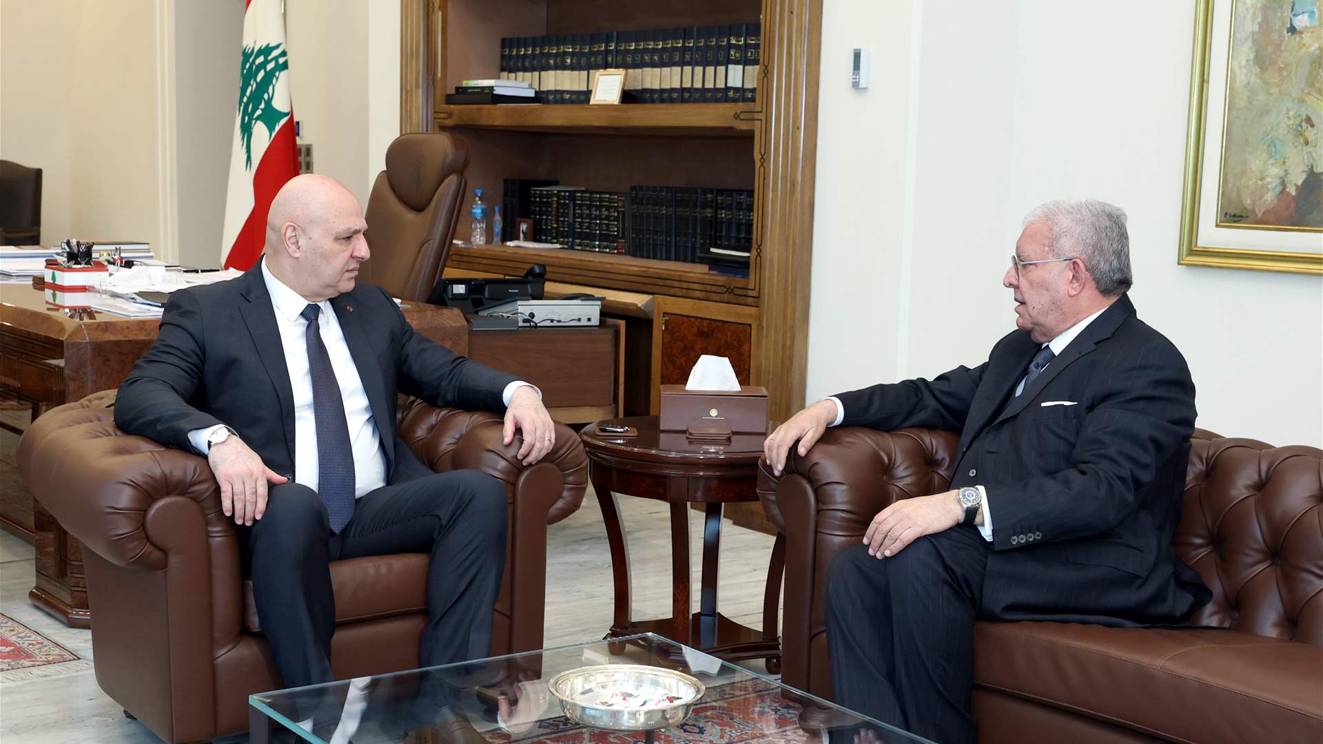 الرئيس عون عرض مع المشنوق لمبادرته لوقف التصعيد العسكري الراهن