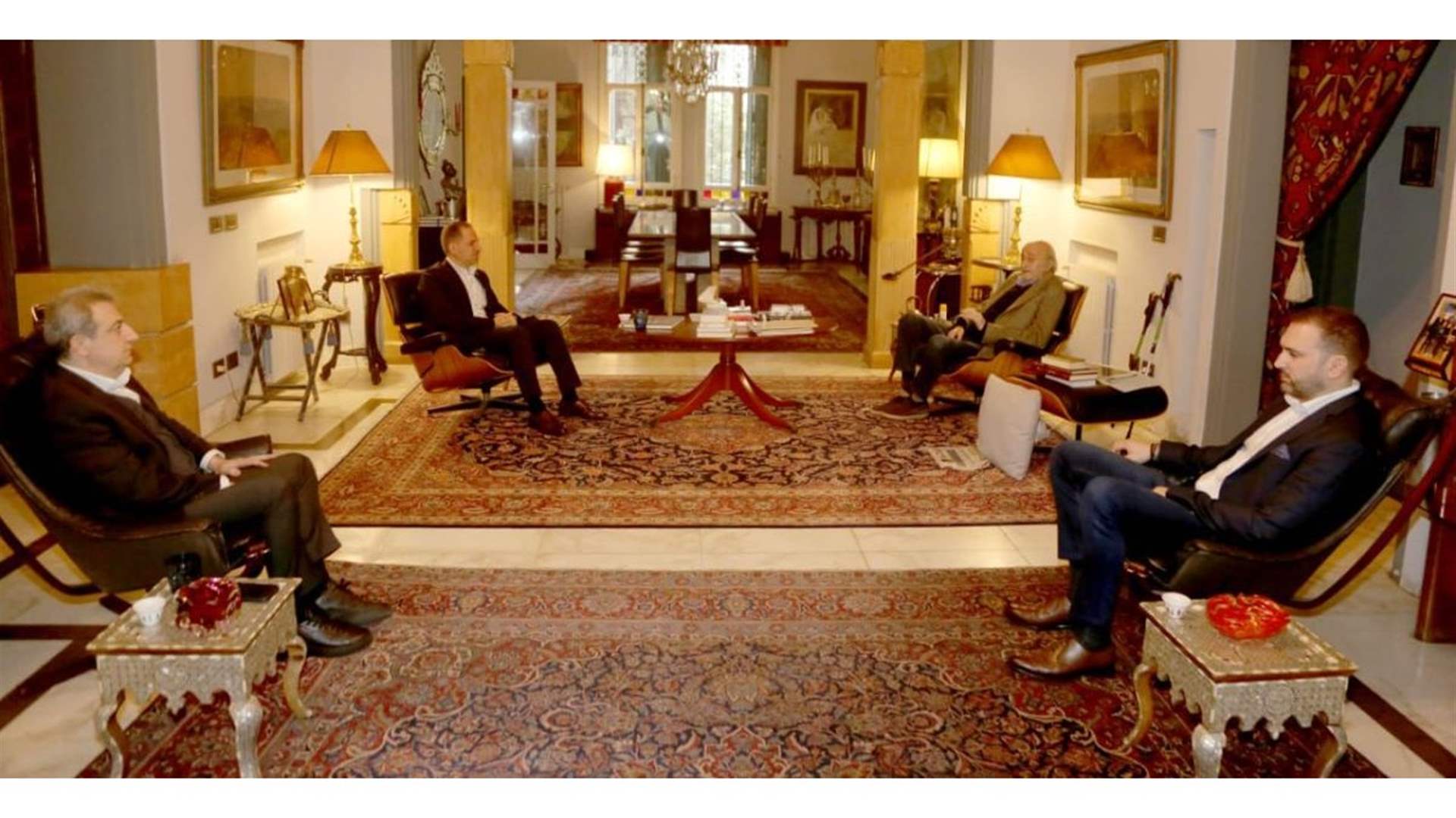 لقاء بين جنبلاط والجميل أكد أهمية دعم مبادرة رئيس الجمهورية وقرارات الحكومة