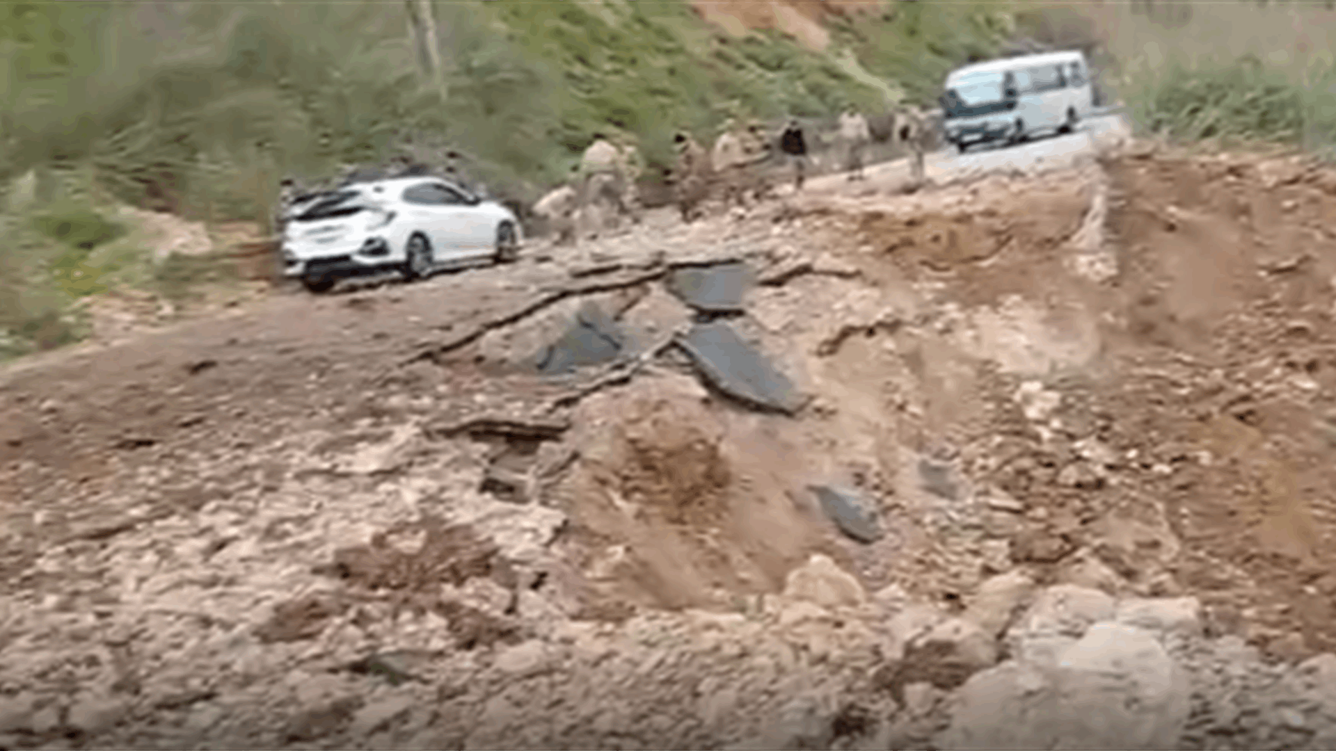 الاضرار جراء غارة اسرائيلية على طريق  الخردلي