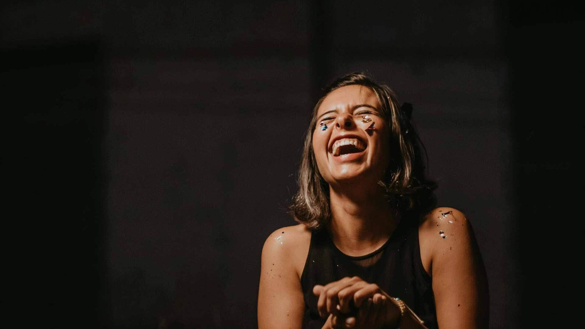 الضحك في اللحظة الخطأ… ما هو "الضحك العصبي" ولماذا يحدث عندما نشعر بالتوتر؟