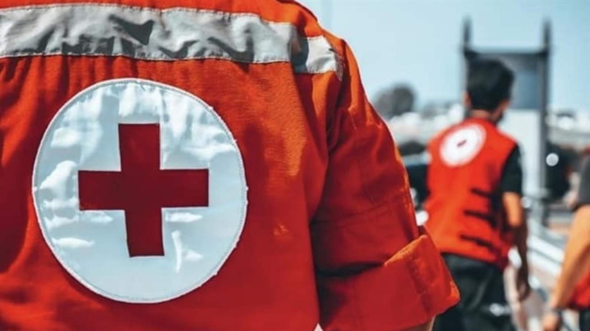 فريق من الصليب الاحمر أجلى بمؤازرة الجيش مواطنة من منزلها في بلدة ارنون