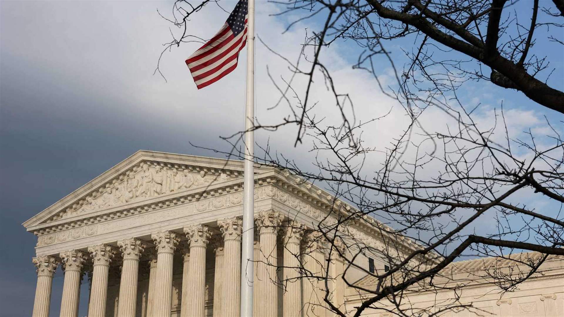 المحكمة العليا تبحث طلب ترامب إلغاء الحماية المؤقتة للمهاجرين من سوريا وهايتي 