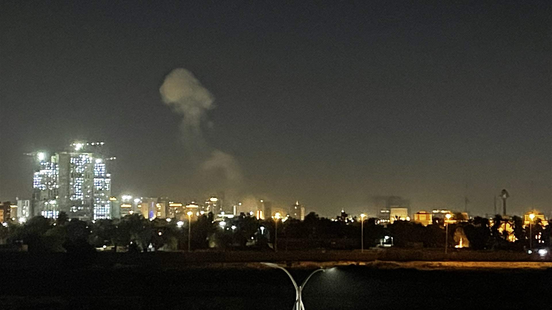 مقتل أربعة أشخاص في غارة على منزل في بغداد وهجمات صاروخية على السفارة الأميركية