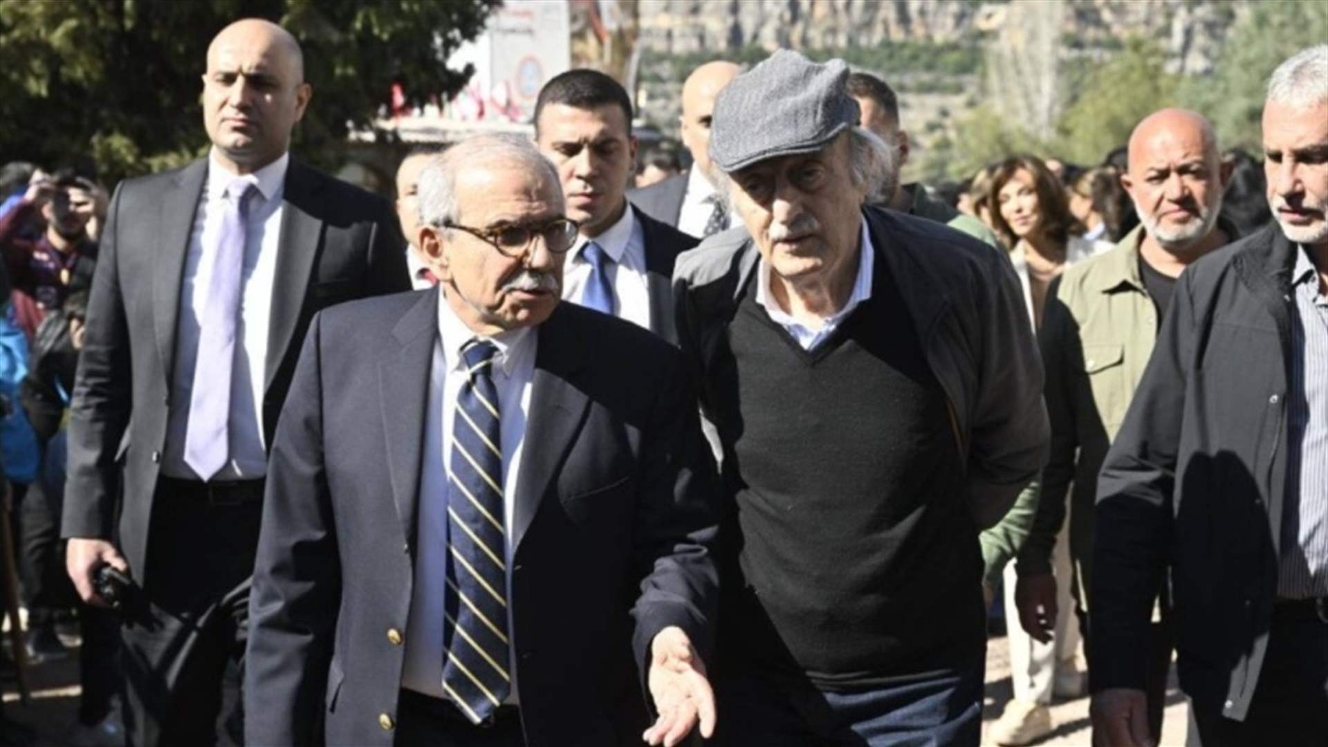 جنبلاط تلقى اتصالاً من سلام... وتشديد على الوحدة والتضامن