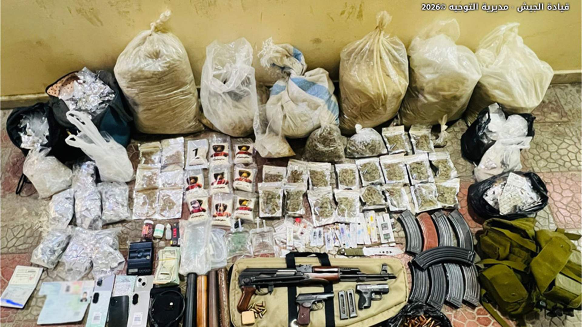 الجيش: عمليات دهم وتوقيف أشخاص ومصادرة كمية كبيرة من الأسلحة والذخائر الحربية والمخدرات