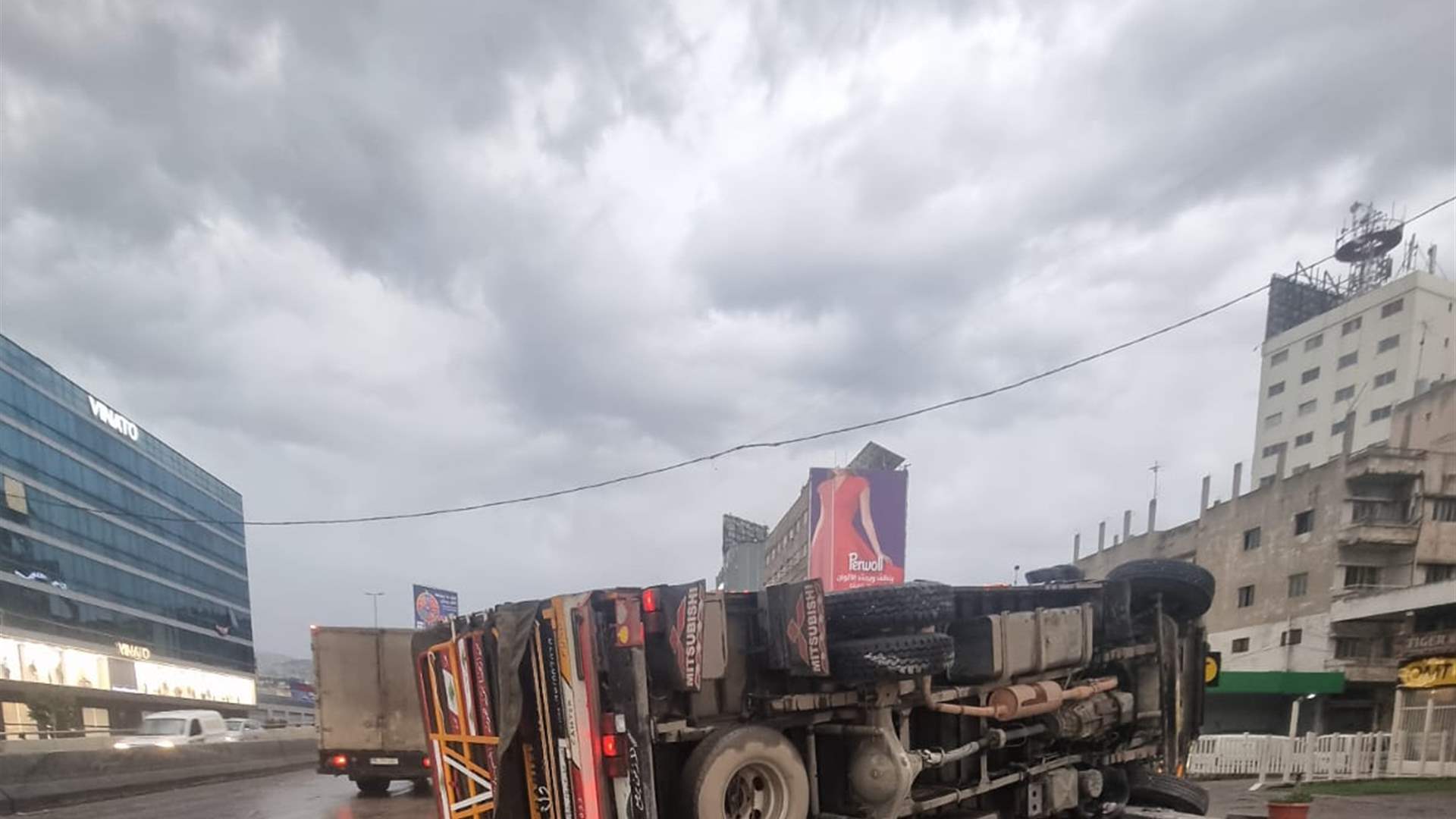 التحكم المروري: إنقلاب بيك اب على جسر الدورة باتجاه نهر الموت والاضرار مادية