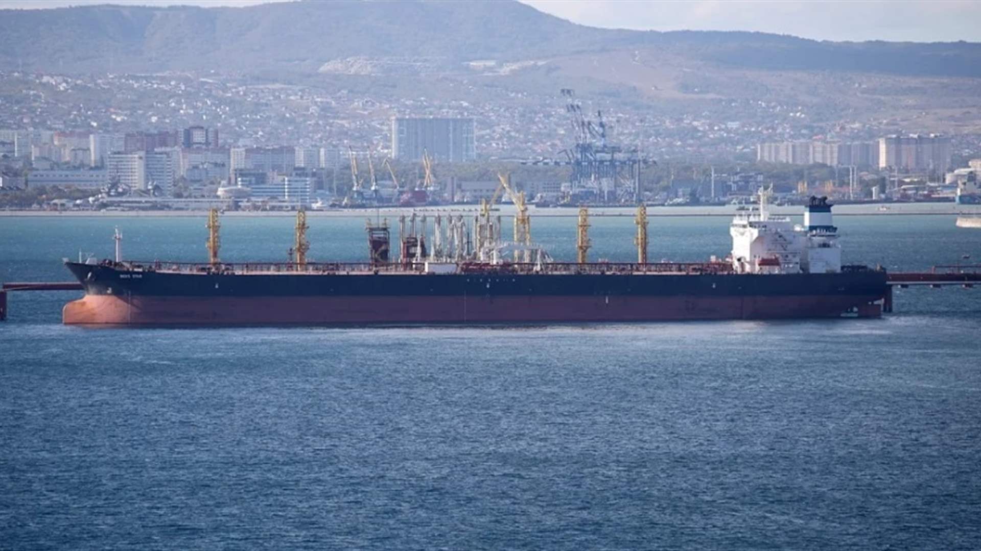 انفجار قرب ناقلة بضائع في الخليج 