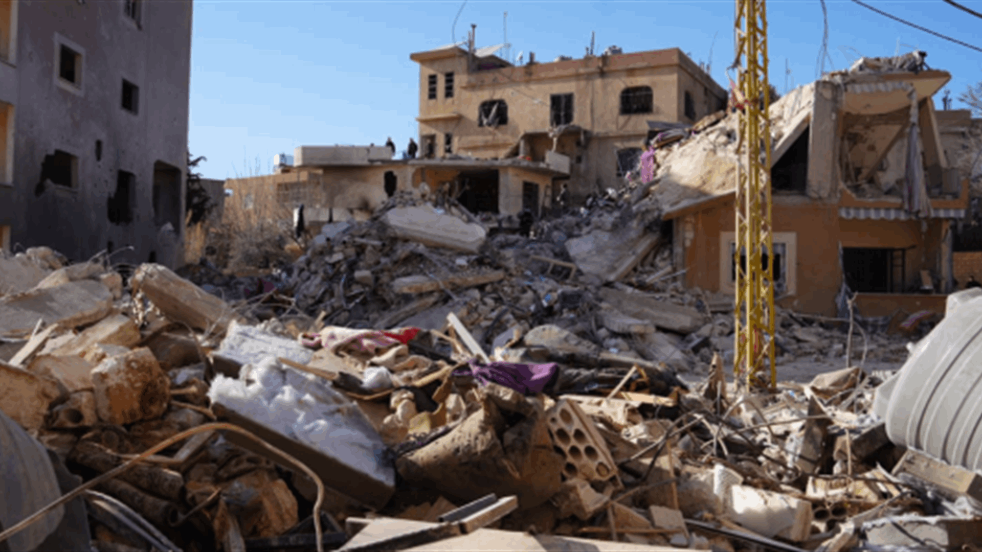 "أعيش كل يوم تحت وطأة الغارات والقصف الجوي"... شابة لبنانية توثّق معاناة جيل كامل في مناطق النزاع