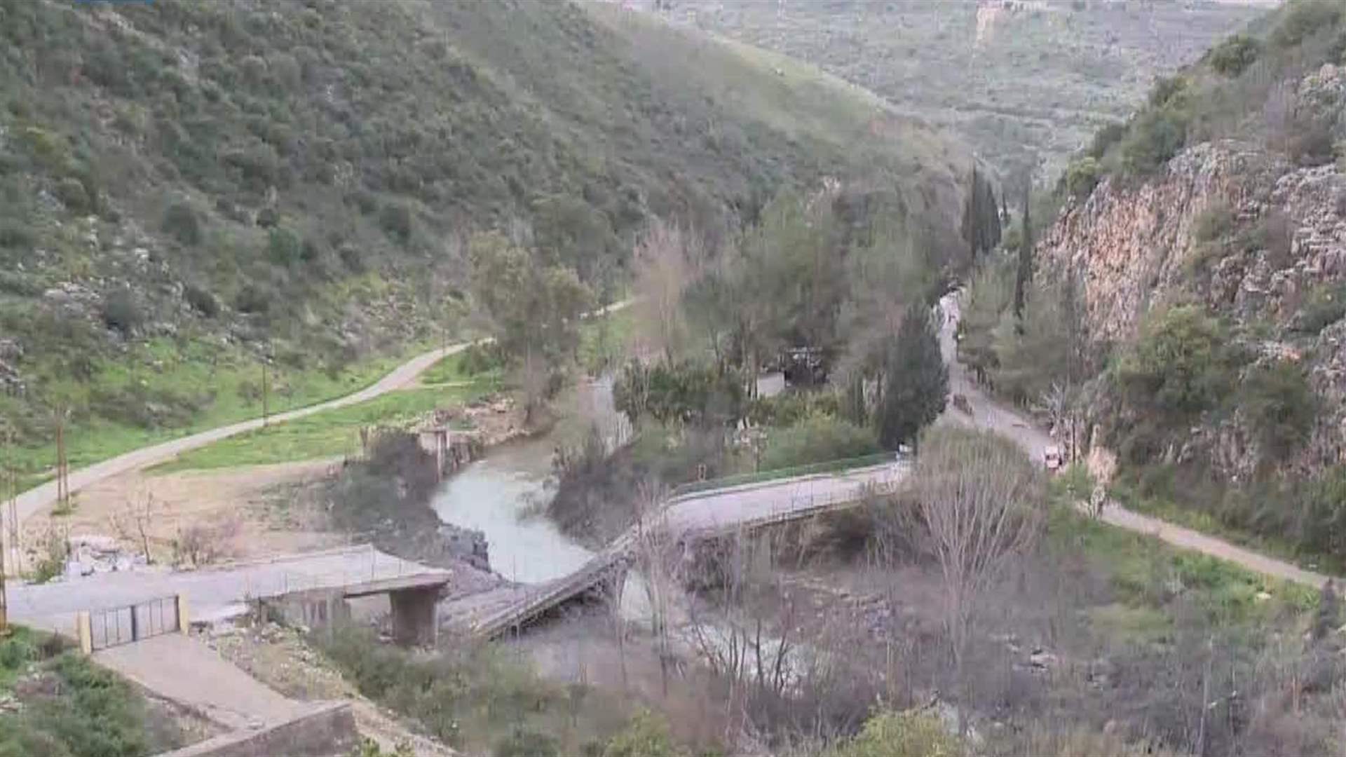 منع المارة من اجتياز محلة الجسور المهددة بالقصف والجيش يعيد تموضعه