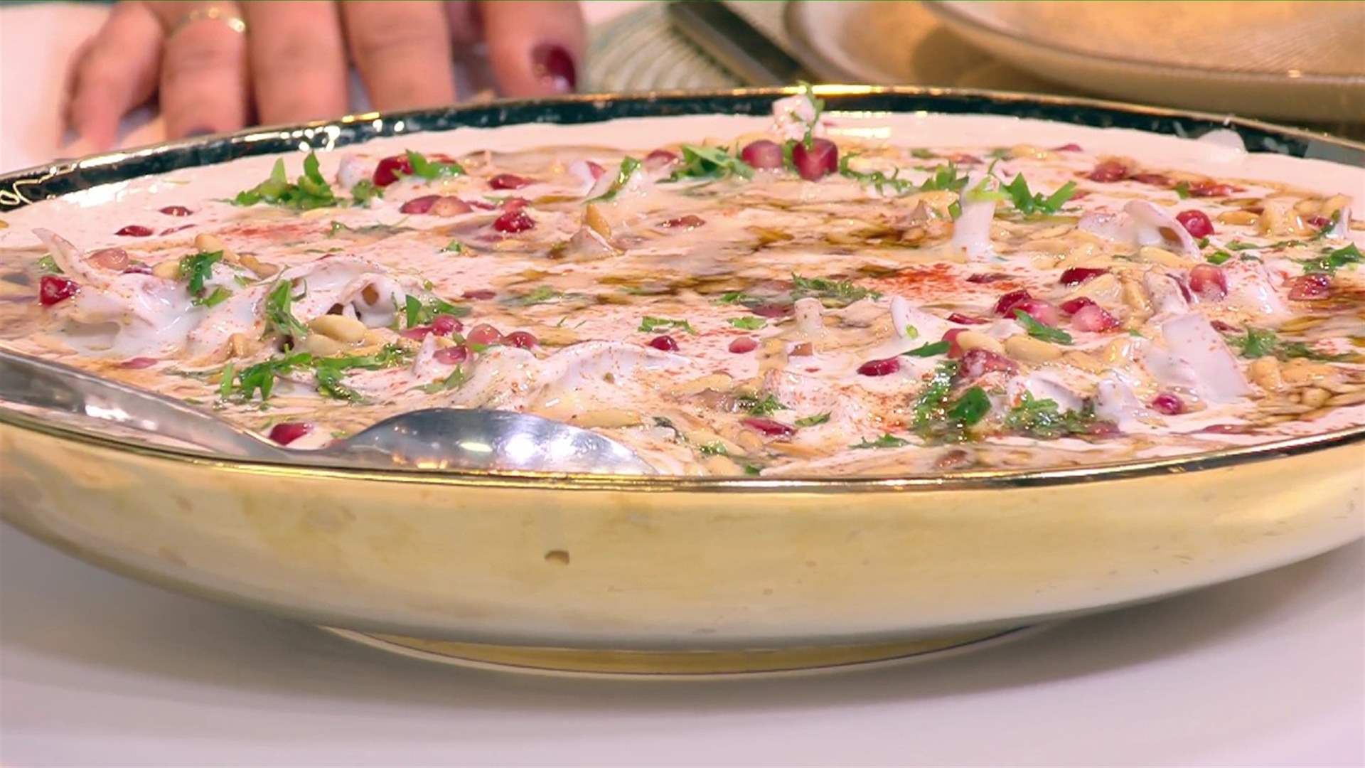 فتة الكفتة والباذنجان... طبق مميز على طريقة الشيف حنا طويل (فيديو)