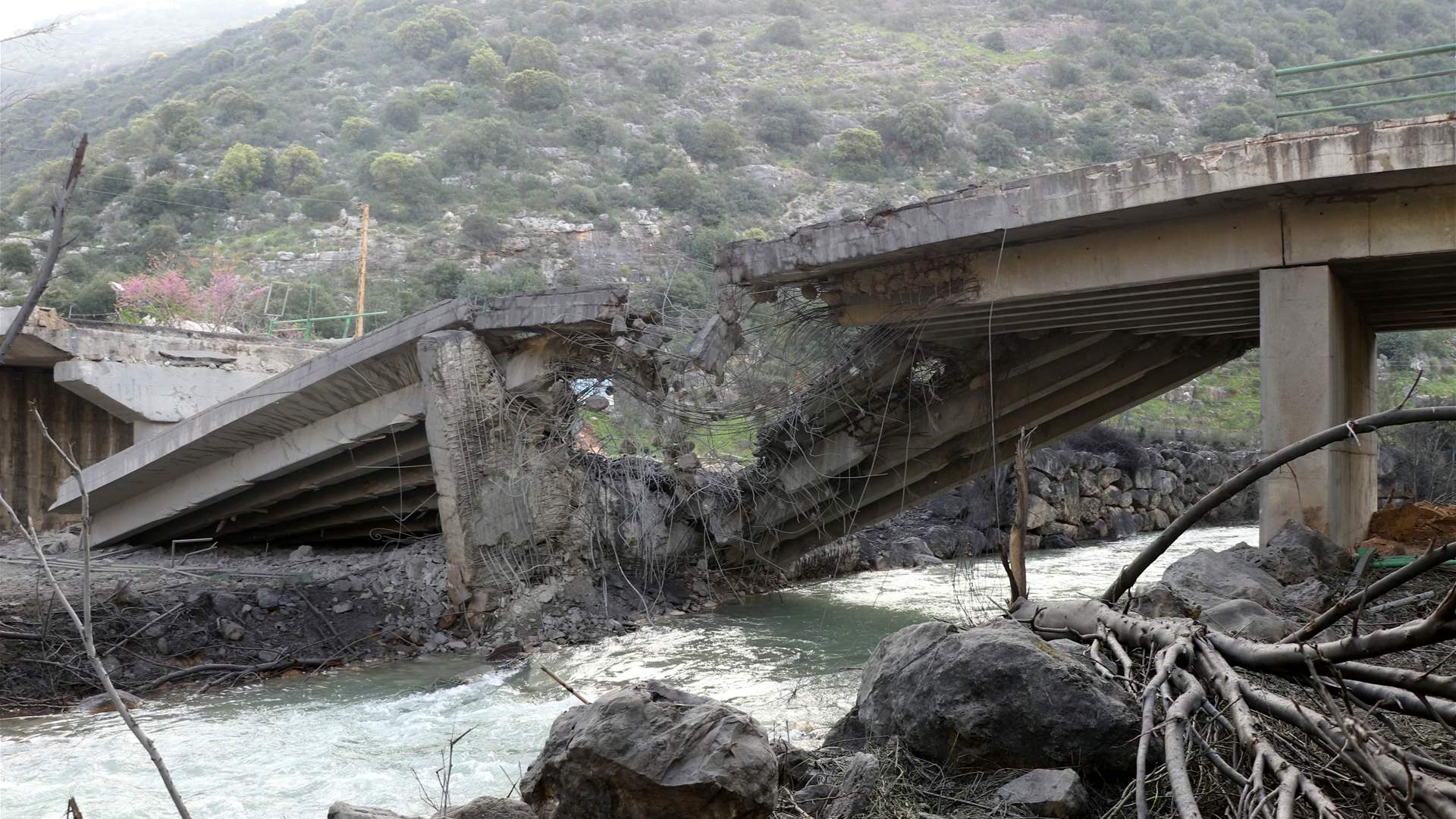 Israel targets bridges and border areas in South Lebanon as fighting continues: The details