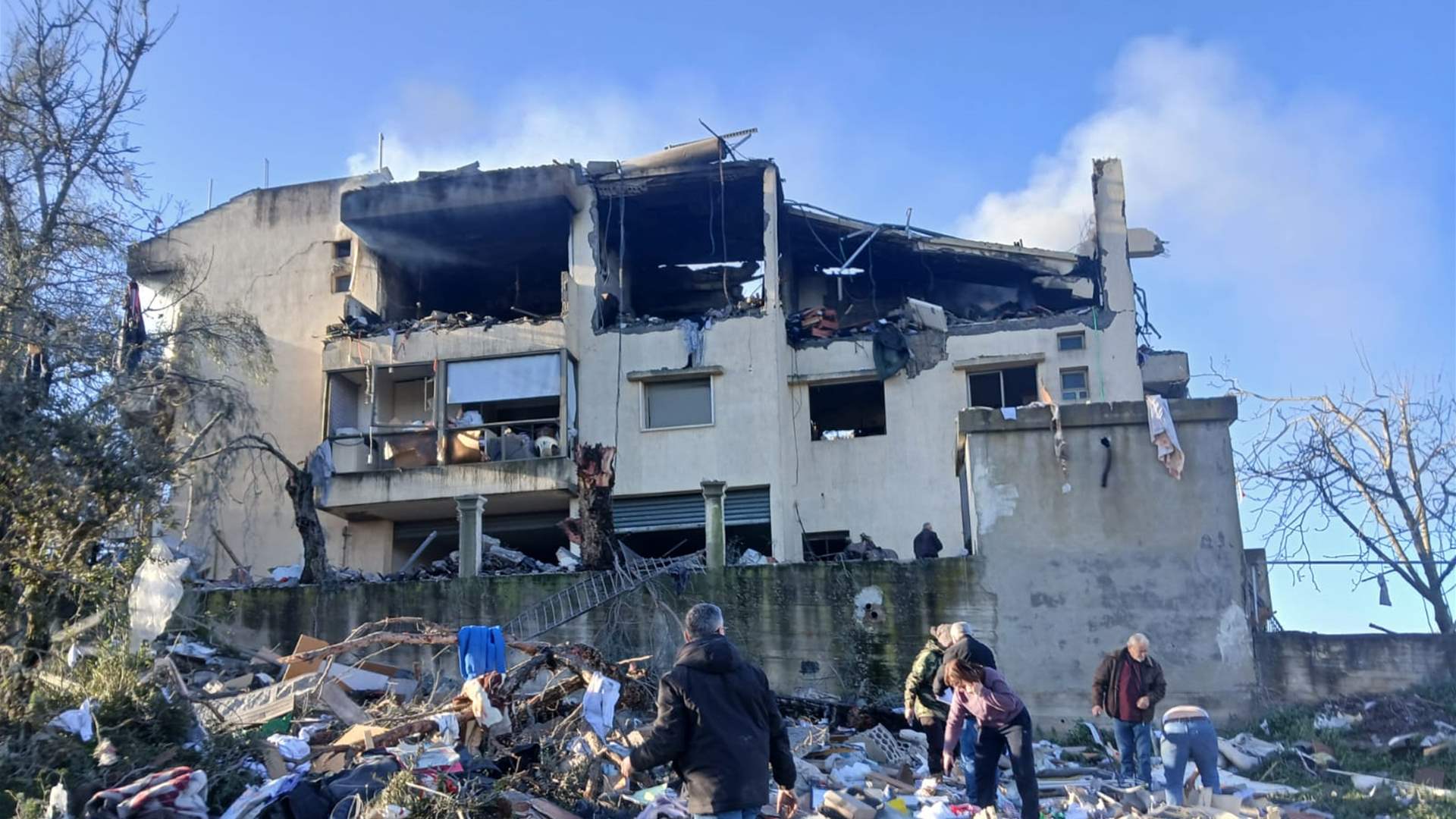 استهداف منزل في عين أبل ونجاة قاطنيه بأعجوبة (صور وفيديو)