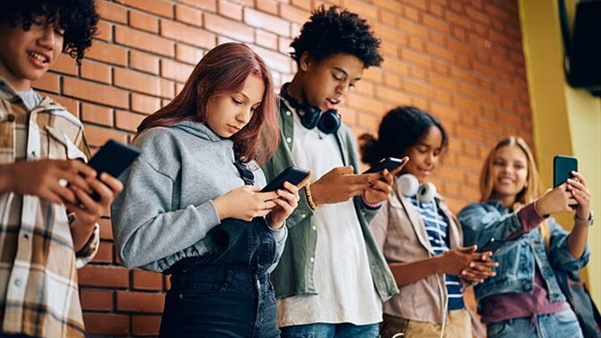 وراء الشّيب والهالات حول العينين سر خفيّ... هاتفك: إليك التفاصيل 