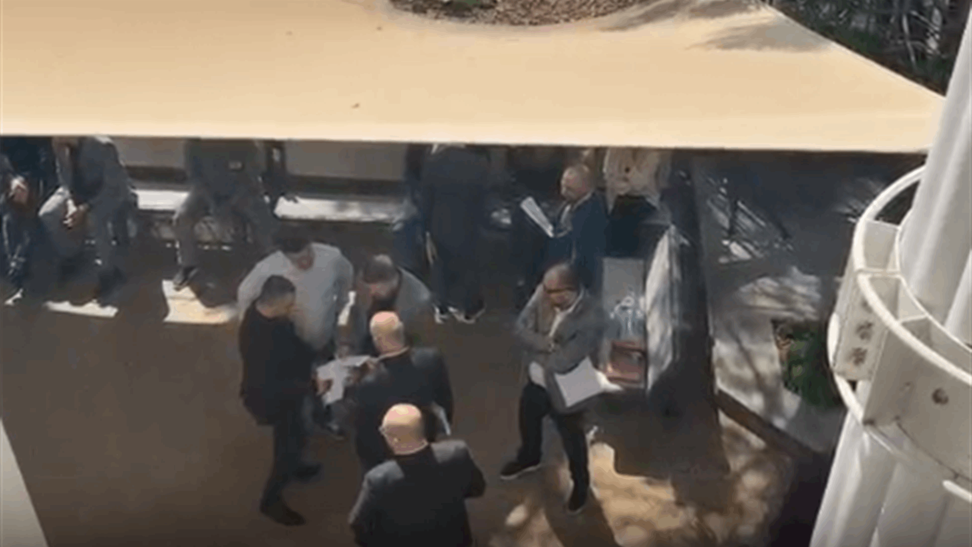 تجمّع عدد من محامي حزب الله في باحة المحكمة العسكرية إعتراضاً على ادعاء مفوض الحكومة لدى المحكمة العسكرية القاضي كلود غانم عليهم بجناية استنادًا إلى المادة 288 من قانون العقوبات