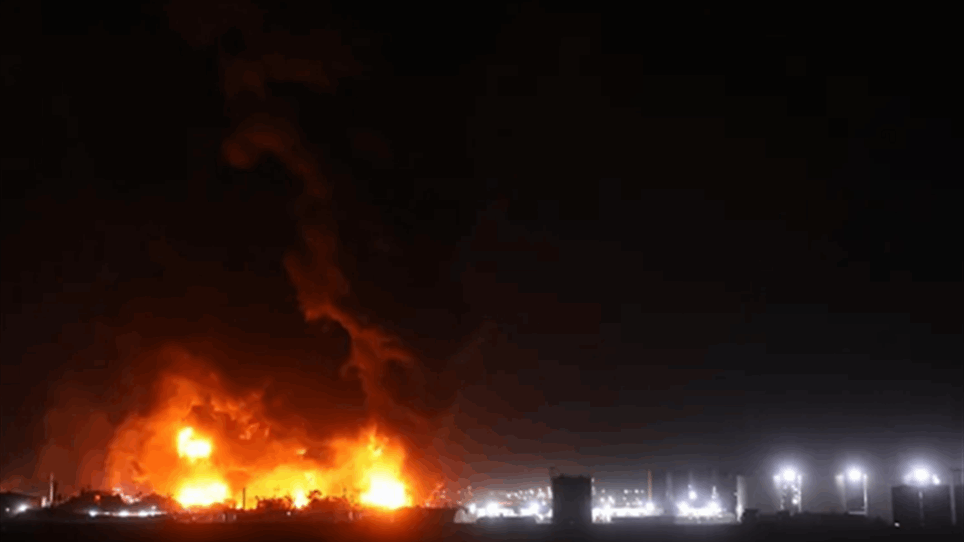 حريق في خزان وقود في مطار الكويت بعد تعرضه لهجوم بمسيّرات