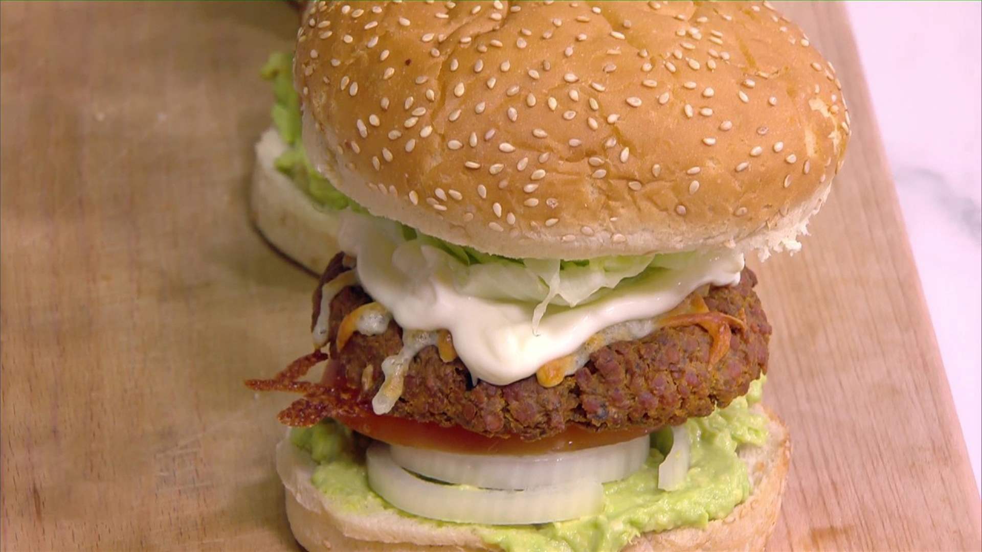 برغر نباتي وسلطة البقلة مع جبنة الفيتا... طبقان مميزان على طريقة الشيف فادي زغيب (فيديو)