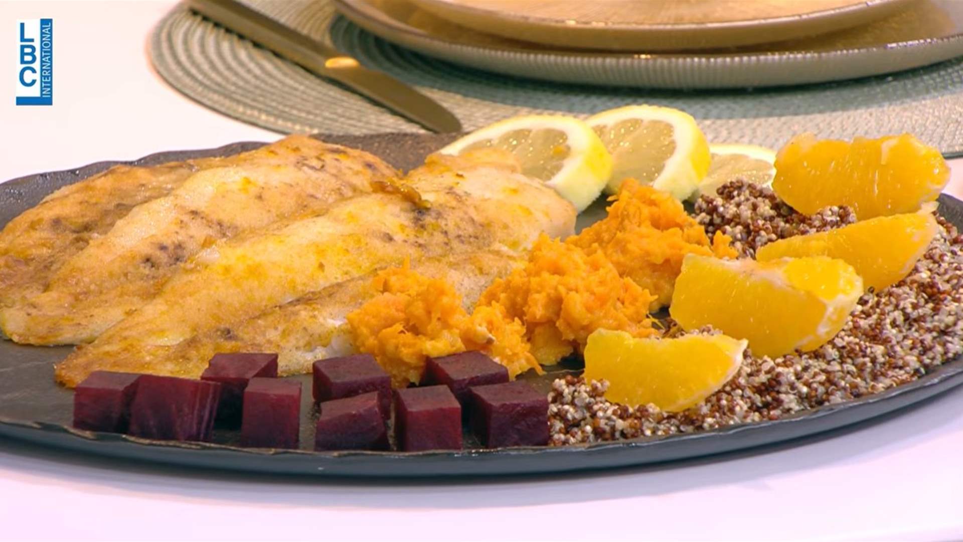 إليكم كيفية تحضير السمك المشوي وشوربة السبانخ مع الموزاريلا على طريقة الشيف فادي زغيب (فيديو)