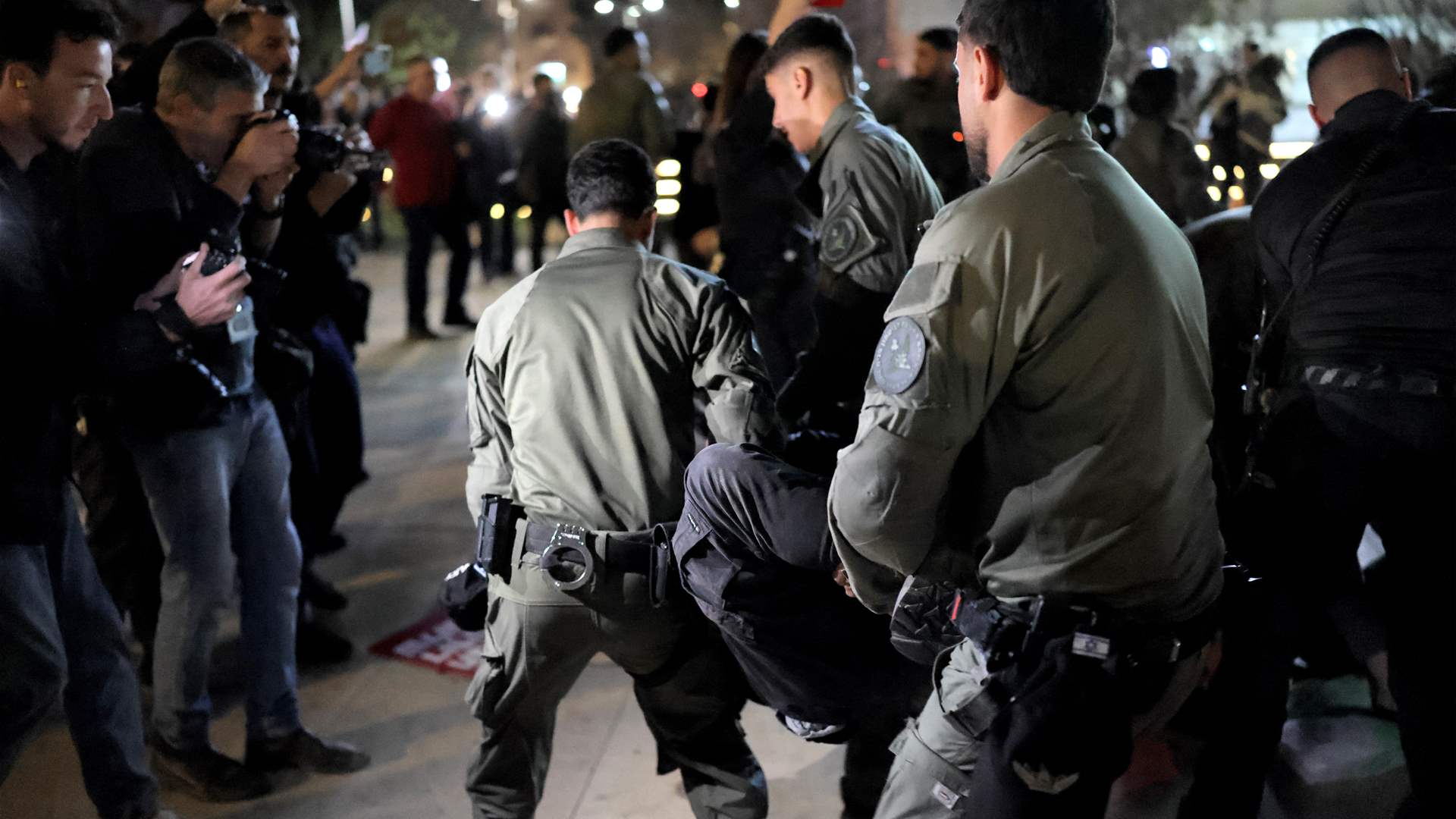 الشرطة الإسرائيلية تفرّق متظاهرين مناهضين للحرب في تل أبيب