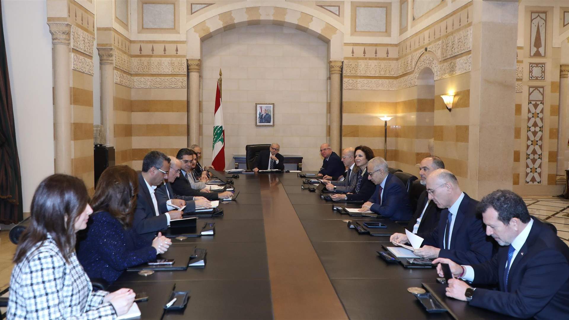 رئيس مجلس الوزراء نواف سلام عقد صباح اليوم اللقاء الوزاري الدوري في السراي الكبير لمتابعة التطورات السياسية وخطة الاستجابة لمتطلبات النزوح والإغاثة