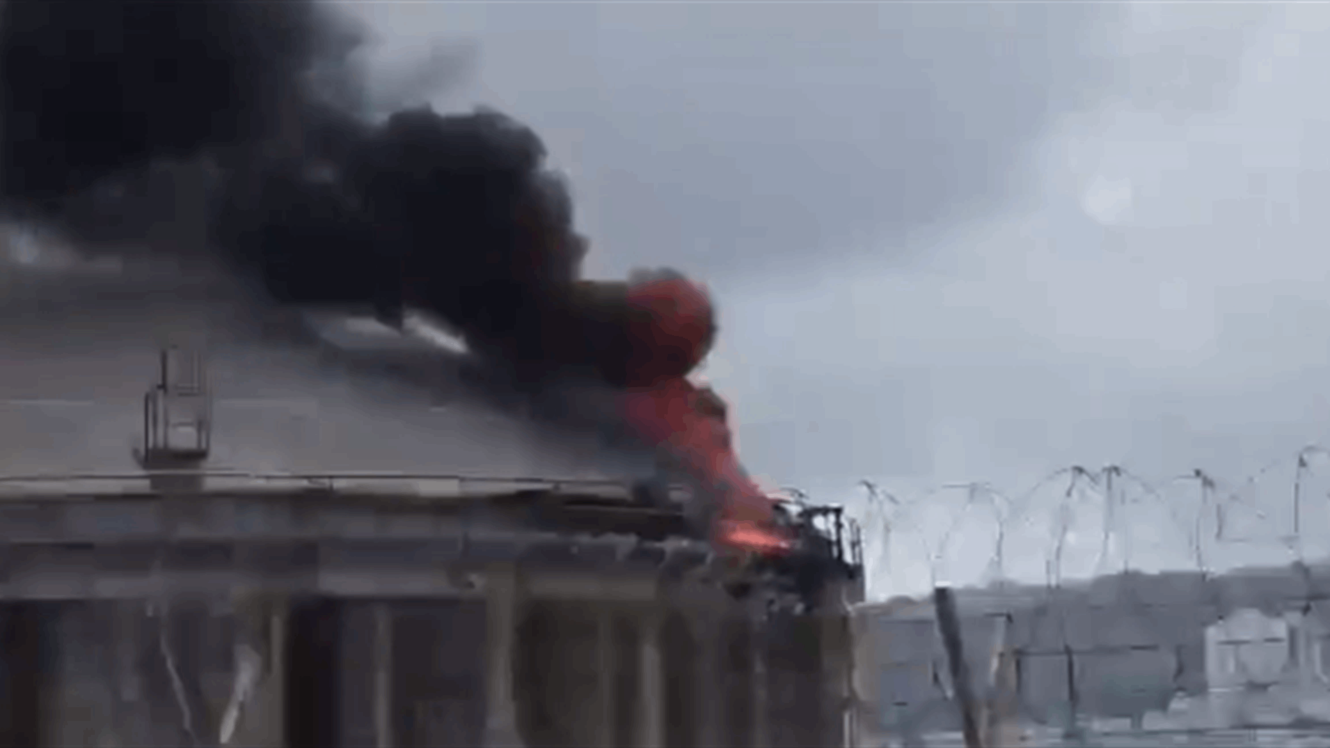 اشتعال النيران في مصفاة النفط بمدينة حيفا جراء إصابتها بصواريخ