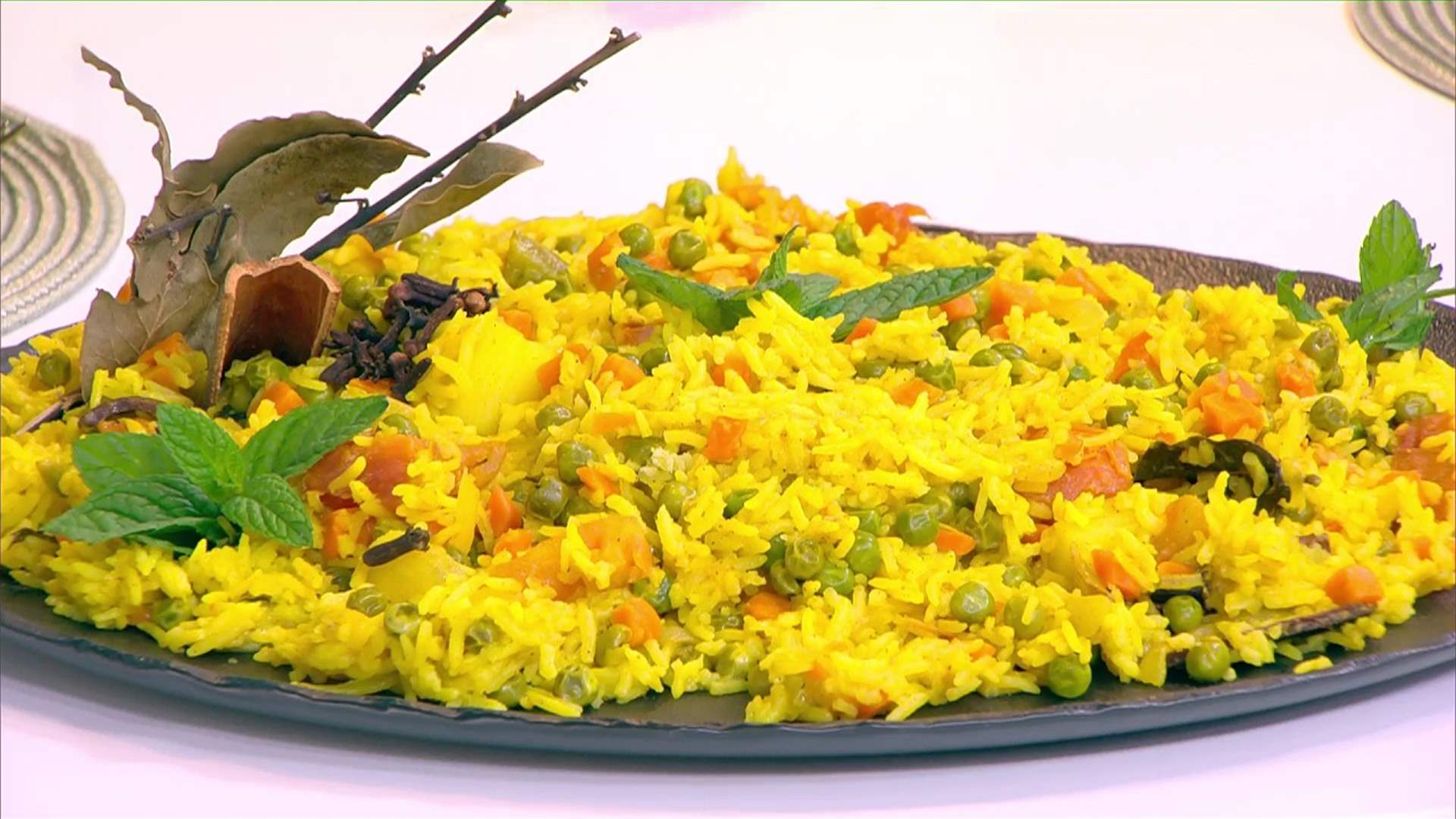 برياني الخضار وحلوى الصفوف بالدبس... طبقان مميزان على طريقة الشيف فادي زغيب (فيديو)