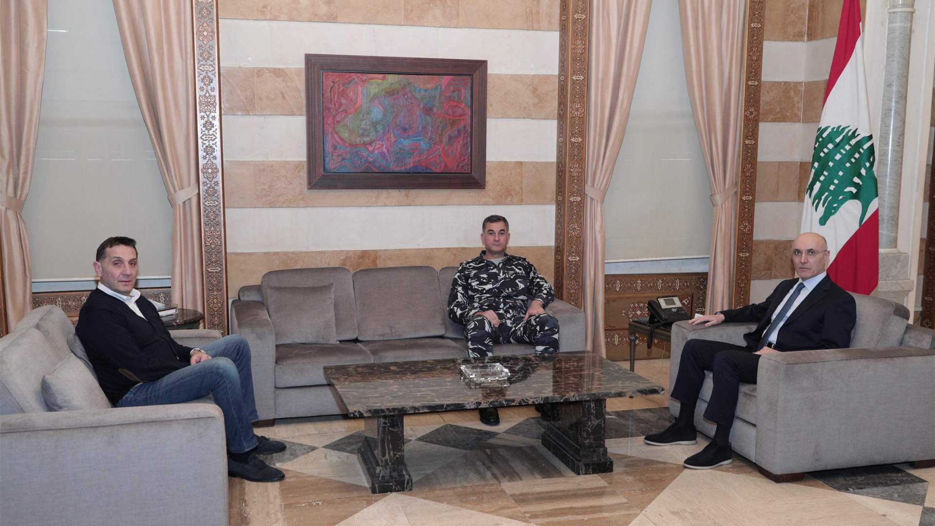 الحجار وعبدالله يبحثان تعزيز الإجراءات الأمنية في ظل الاعتداءات الإسرائيلية