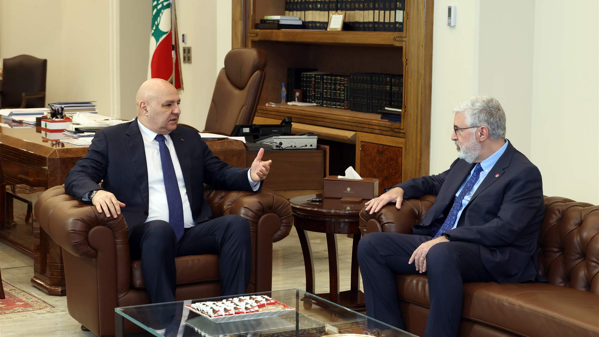 الرئيس عون يؤكّد لرئيس الجامعة الأميركيّة حرص الدولة على أمن جميع المؤسّسات التربويّة