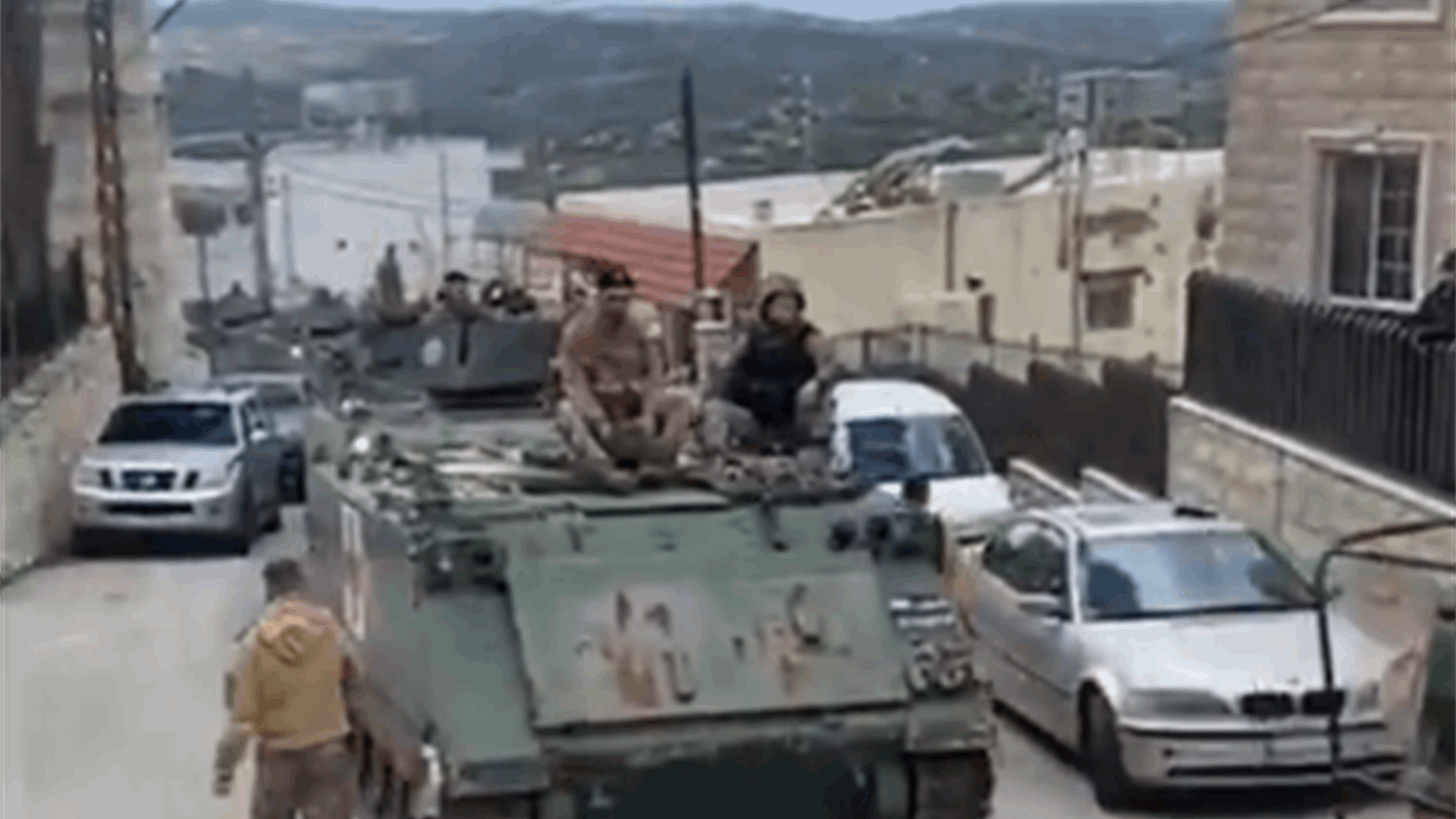 لحظة مغادرة الجيش اللبناني بلدة عين ابل الجنوبية (فيديو)