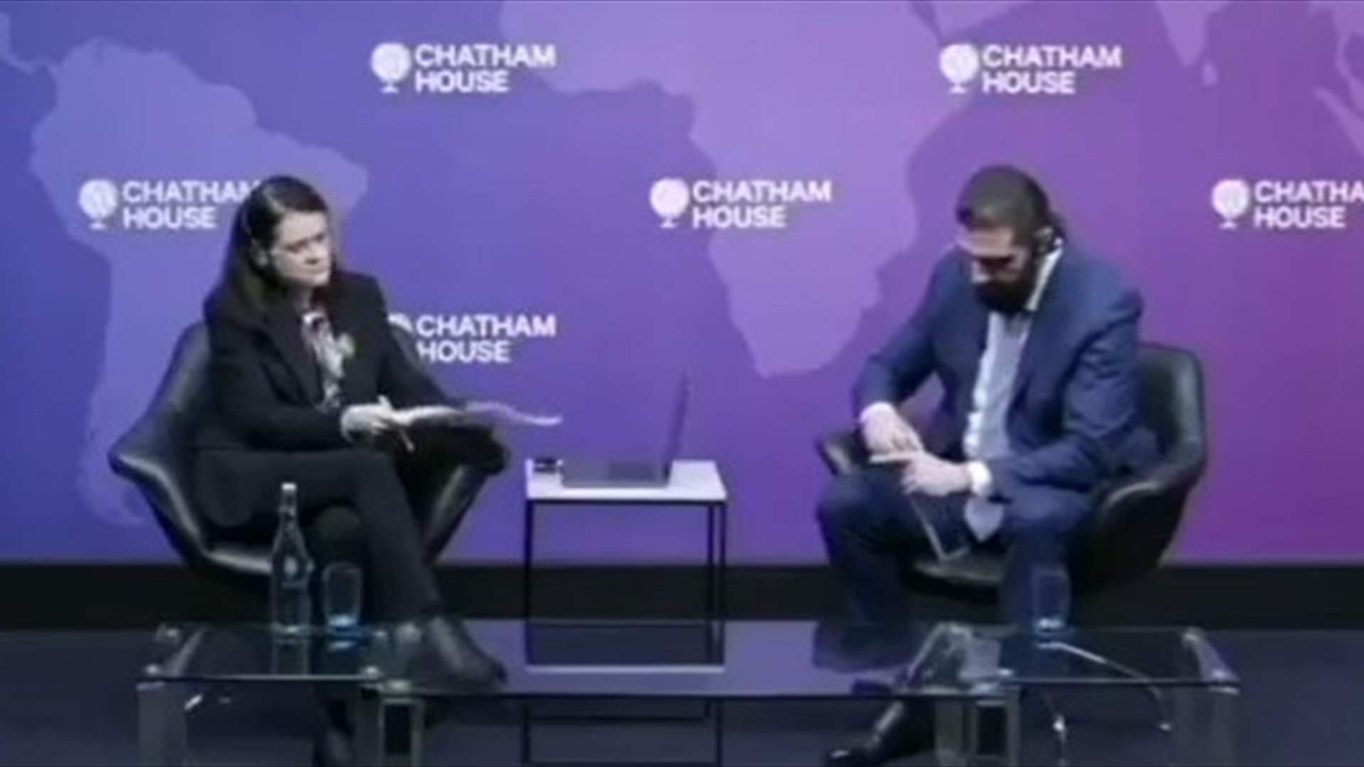 فيديو يجتاح الإنترنت... قنينة مياه تسرق الأضواء في لقاء للرئيس السوري في لندن (فيديو)