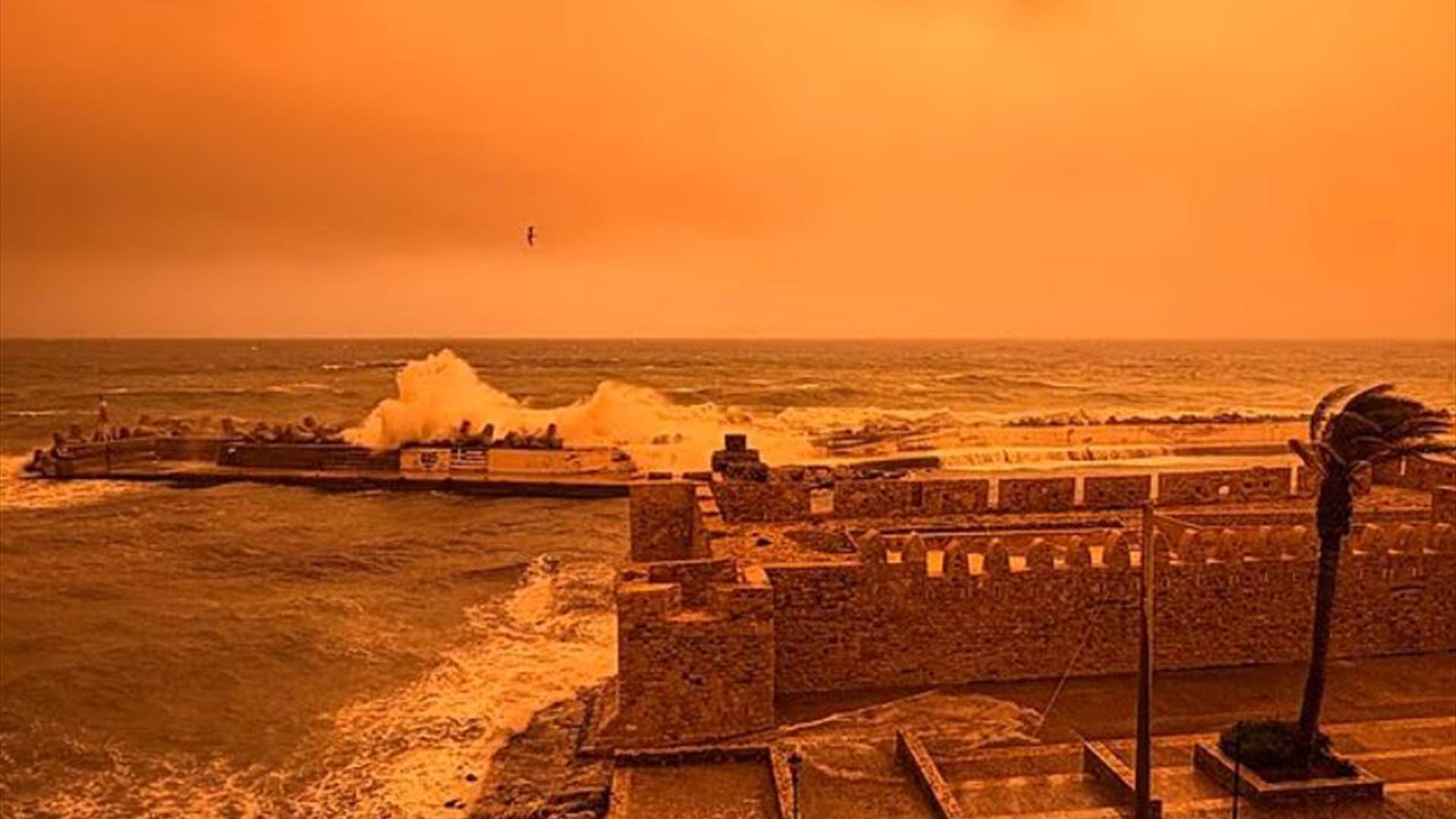 رياح عاتية وفيضانات محلية.... عاصفة صحراوية تخنق اليونان!