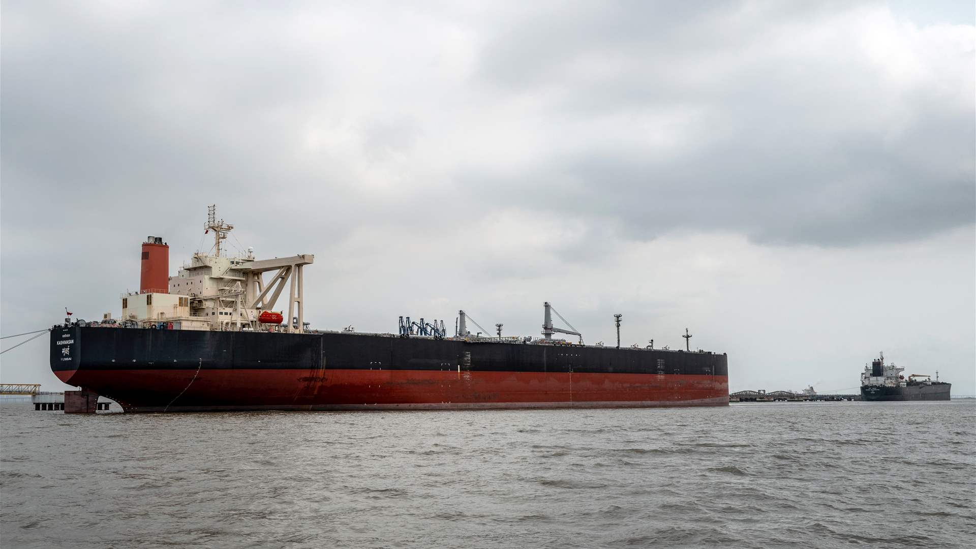 عبور سفينة حاويات مملوكة لشركة فرنسية مضيق هرمز 