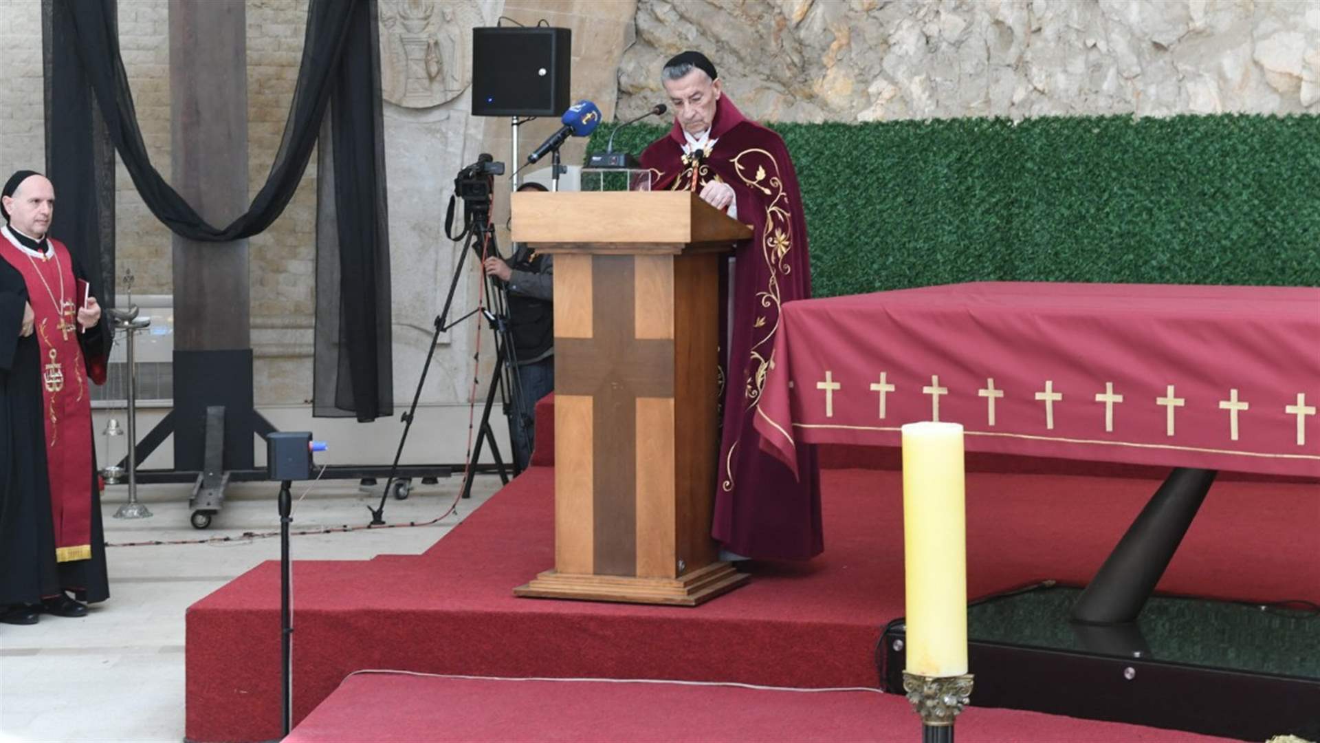 الراعي ذكر في رتبة سجدة المصلوب بترك ممار إنسانية لتمرير المواد الغذائية والأدوية: مدعوون الى أن نكون حملة للنور في زمن الظلمة 