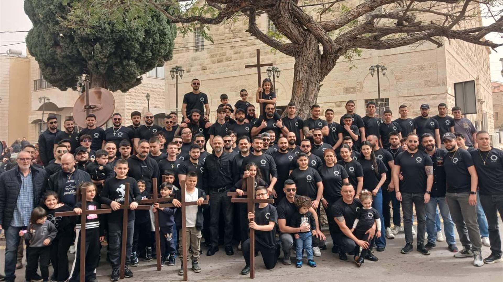 مغدوشة تحيي طقوس الجمعة العظيمة في مسيرة دينية خاصّة (فيديو)