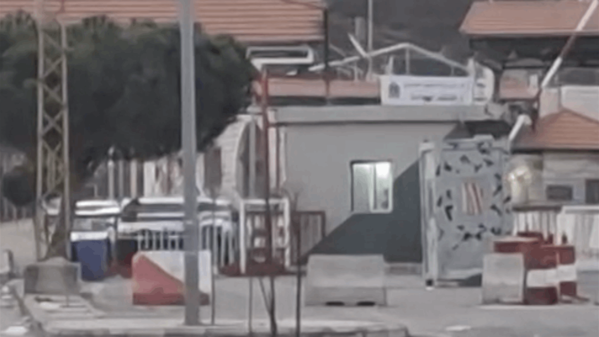 تحذير إسرائيليّ باستهداف نقطة المصنع الحدودية: حالة من الفوضى والتوتر 