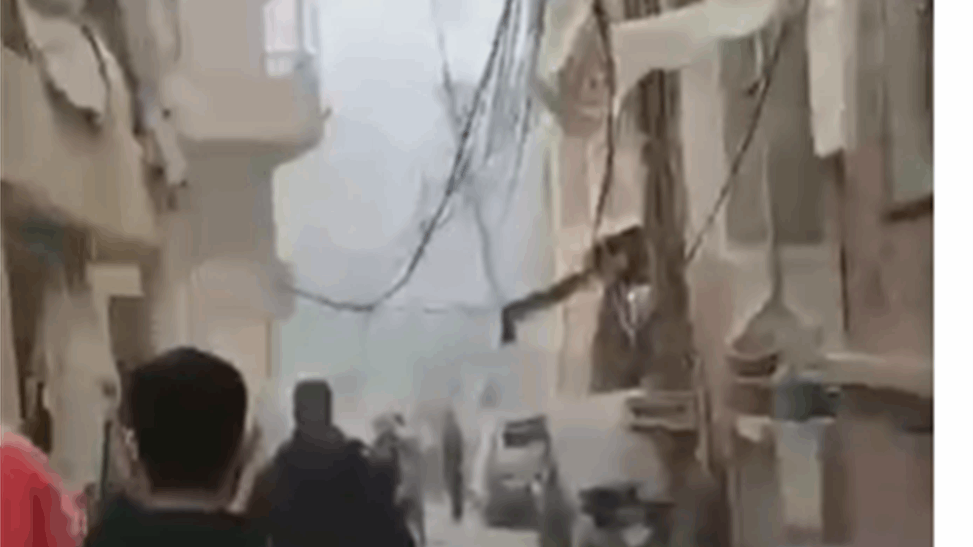 مشاهد للدمار الكبير جرّاء غارة على حي المقداد - الجناح