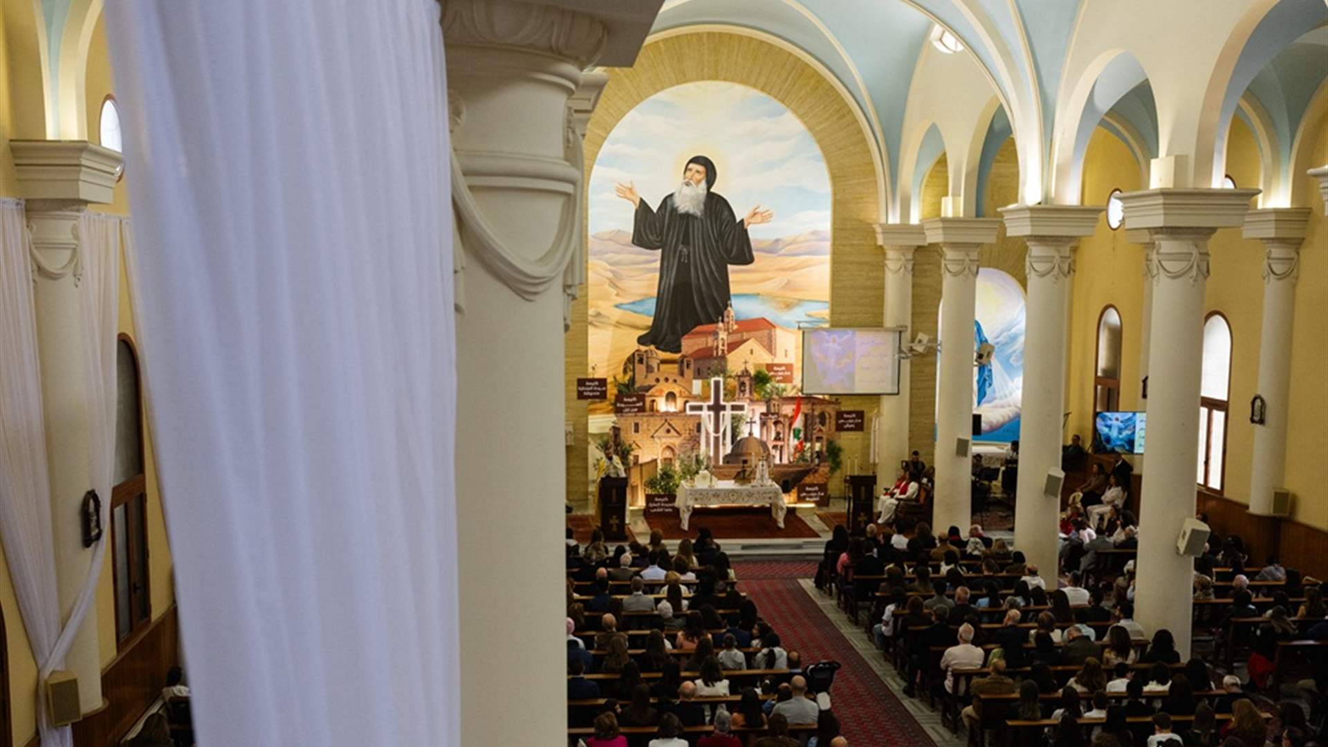 "لا يمكن إلا أن نتضامن معهم مع دمعة بالقلب والعين"... لبنانيون يرفعون صلوات الفصح تضامنا مع سكان القرى الحدودية