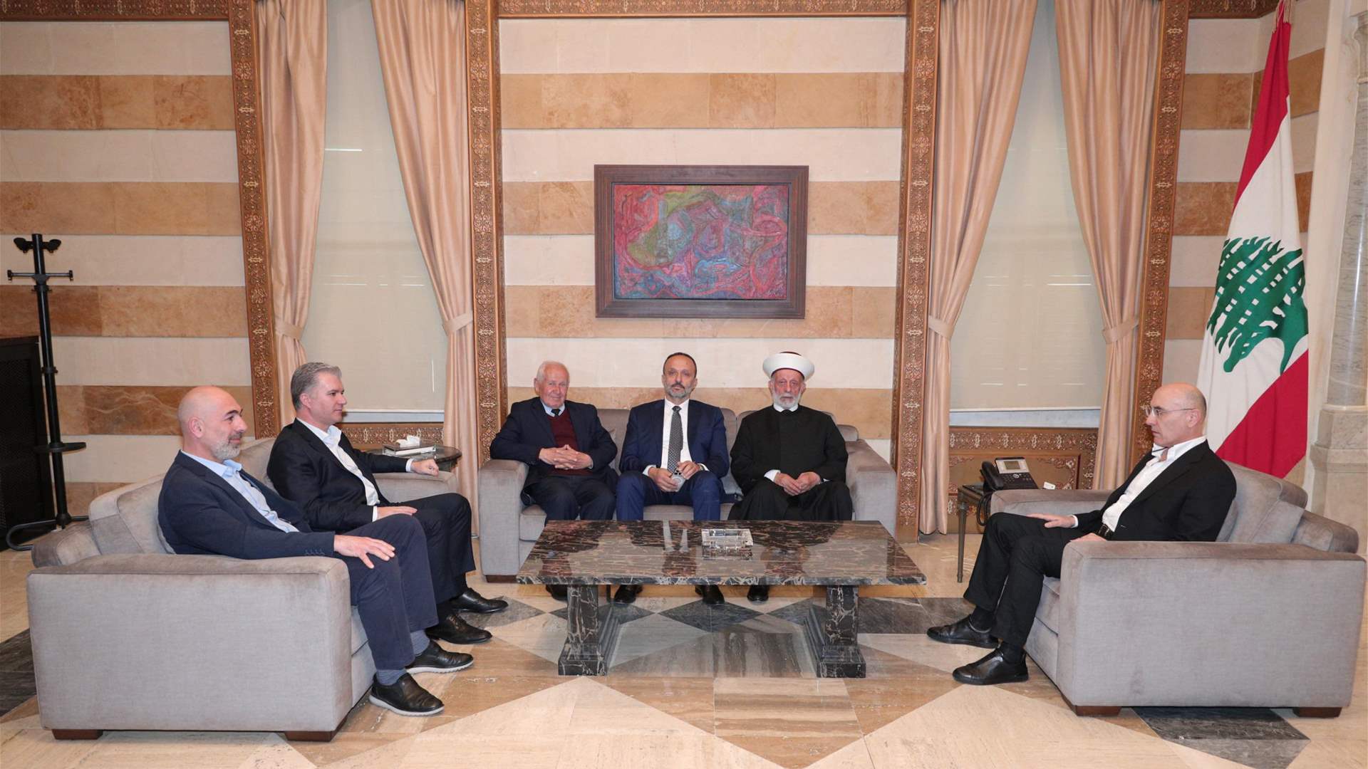 وزير الداخلية يطلب تشديد الإجراءات الأمنية ويتابع أوضاع الجنوب مع وفد من العرقوب