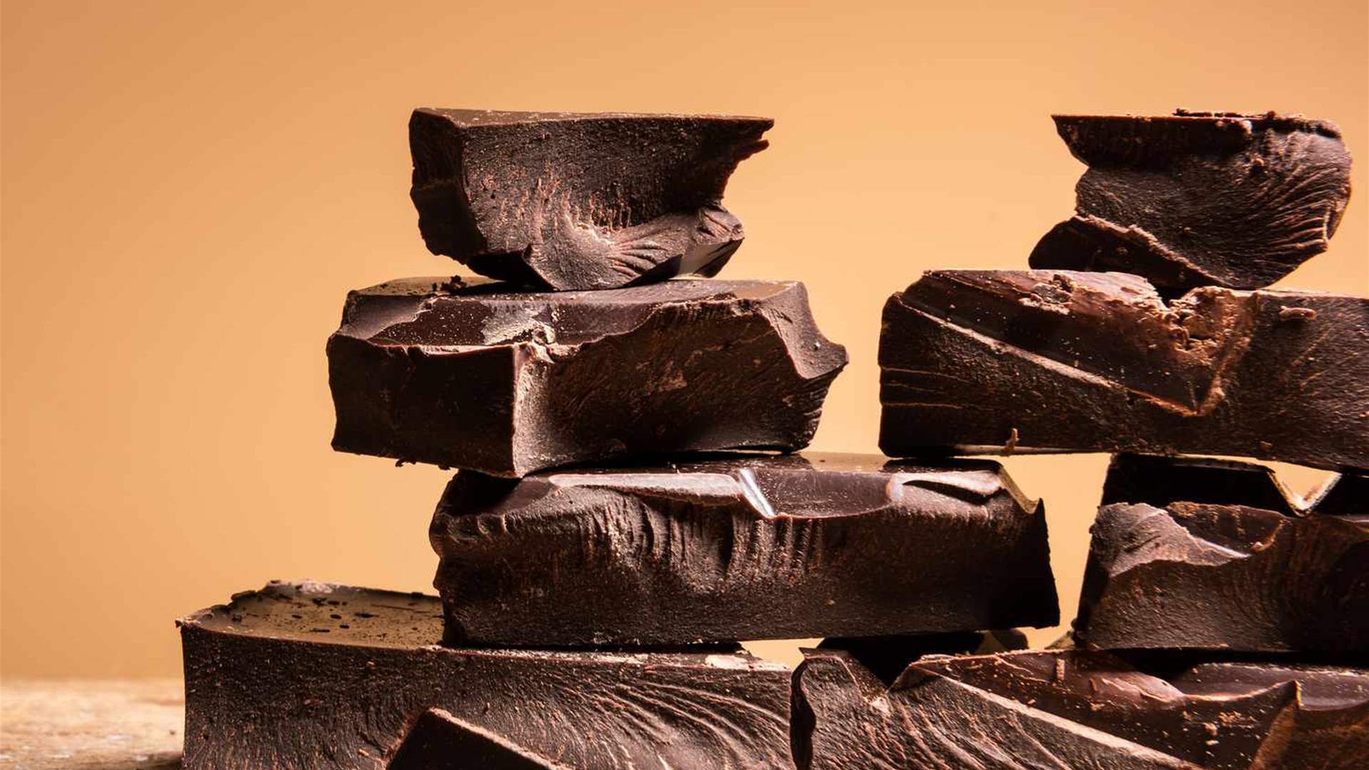 الشوكولا الداكنة... خبراء يكشفون الحقيقة المرّة وراء فوائدها الصحية المزعومة